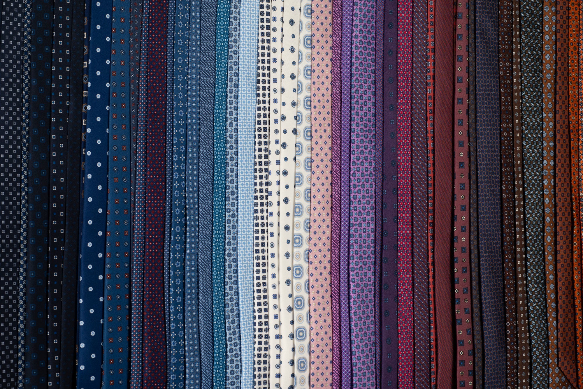 Quelle couleur de cravate en grenadine choisir ? Guide des 17 teintes