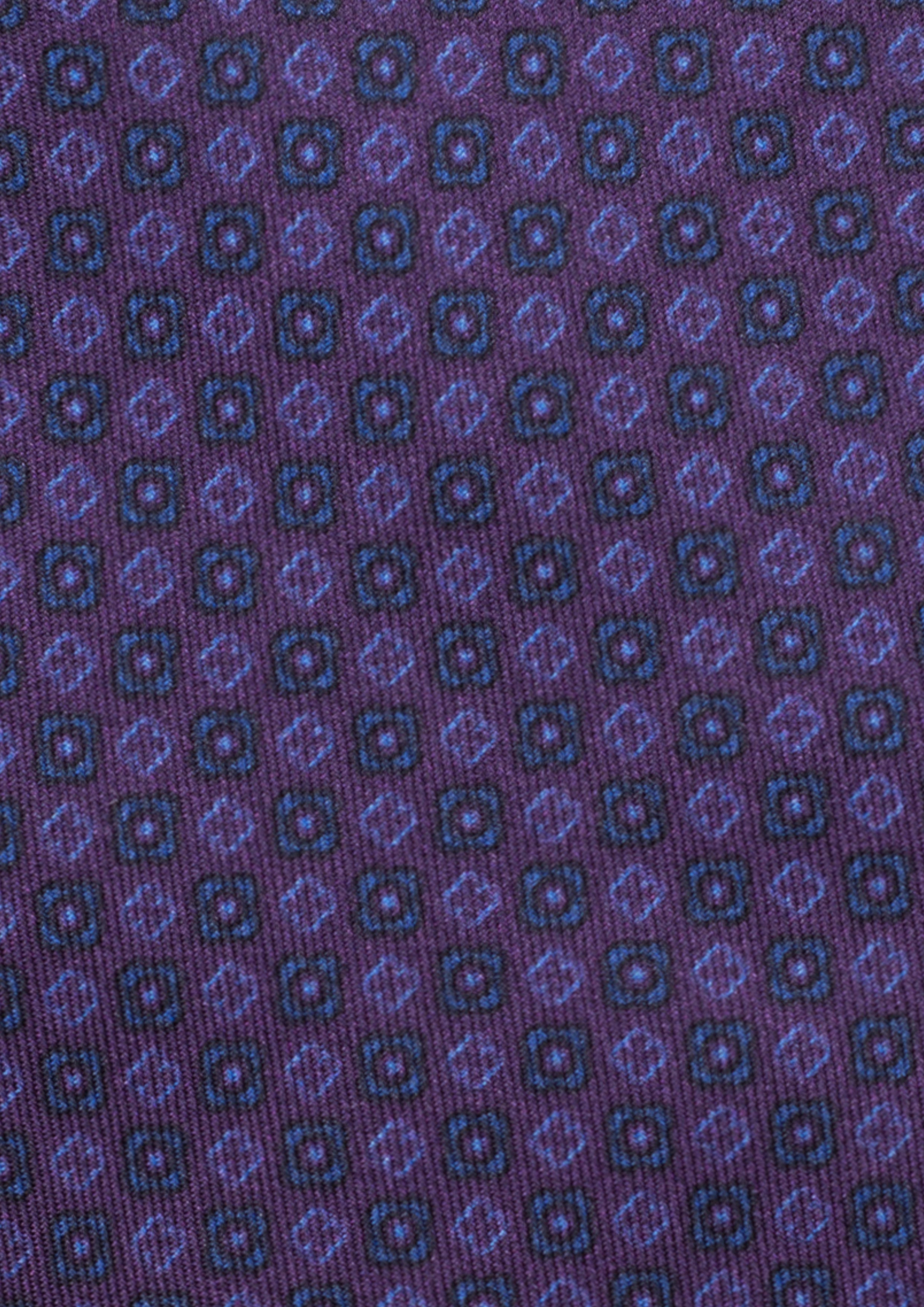 Cravate en twill 100% soie, ornée d'un motif de fleurs bleues sur fond violet