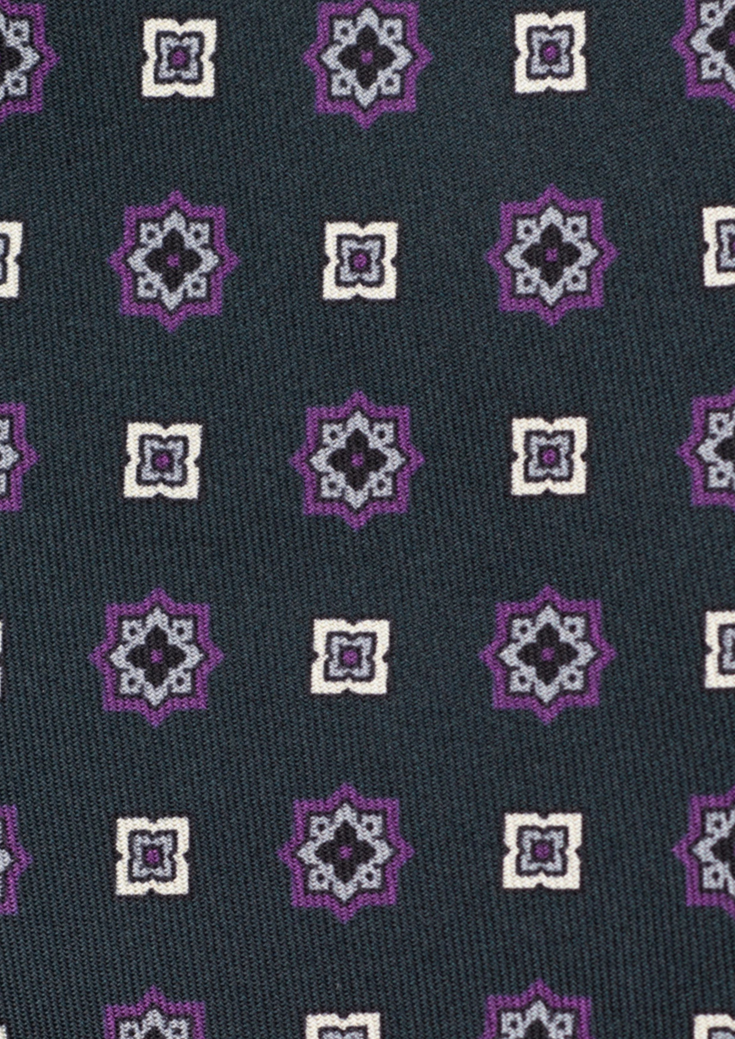 Cravate en twill 100% soie, ornée d'un motif de fleurs blanches et violettes sur fond vert foncé