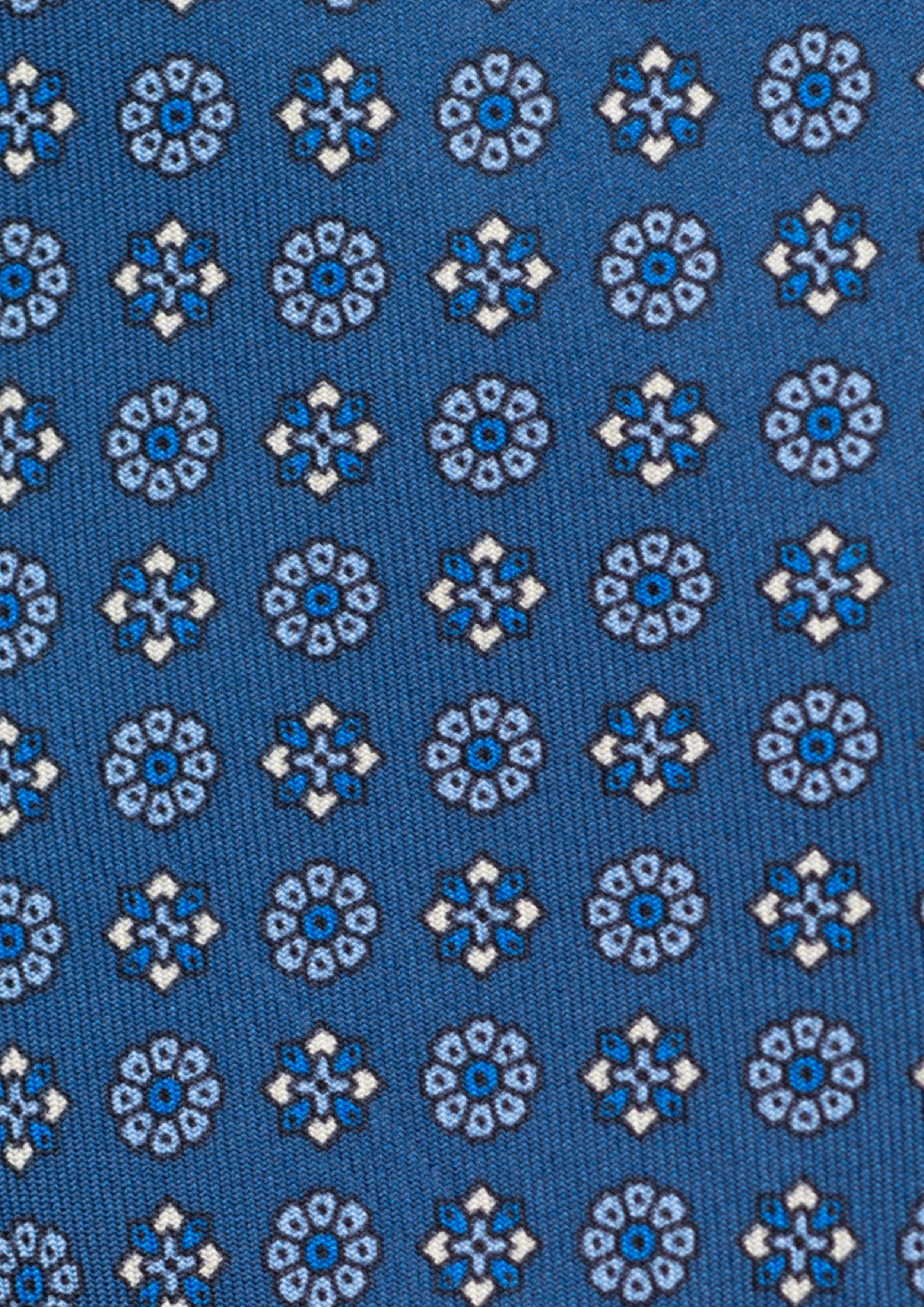 Cravate en twill 100% soie, ornée d'un motif de fleurs bleues et blanches sur fond bleu