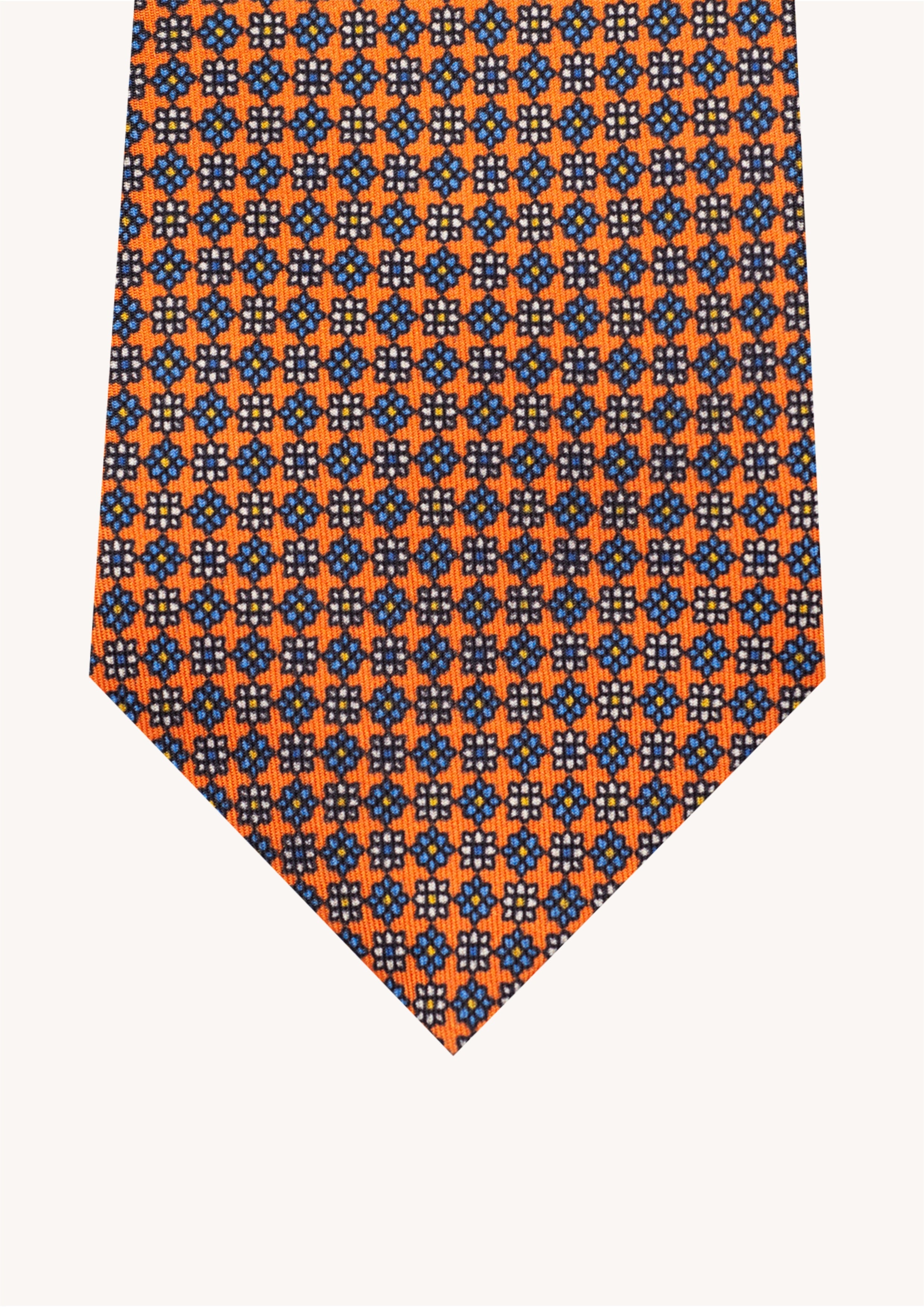 Cravate en twill 100% soie, ornée d'un motif de fleurs bleues et blanches sur fond orange