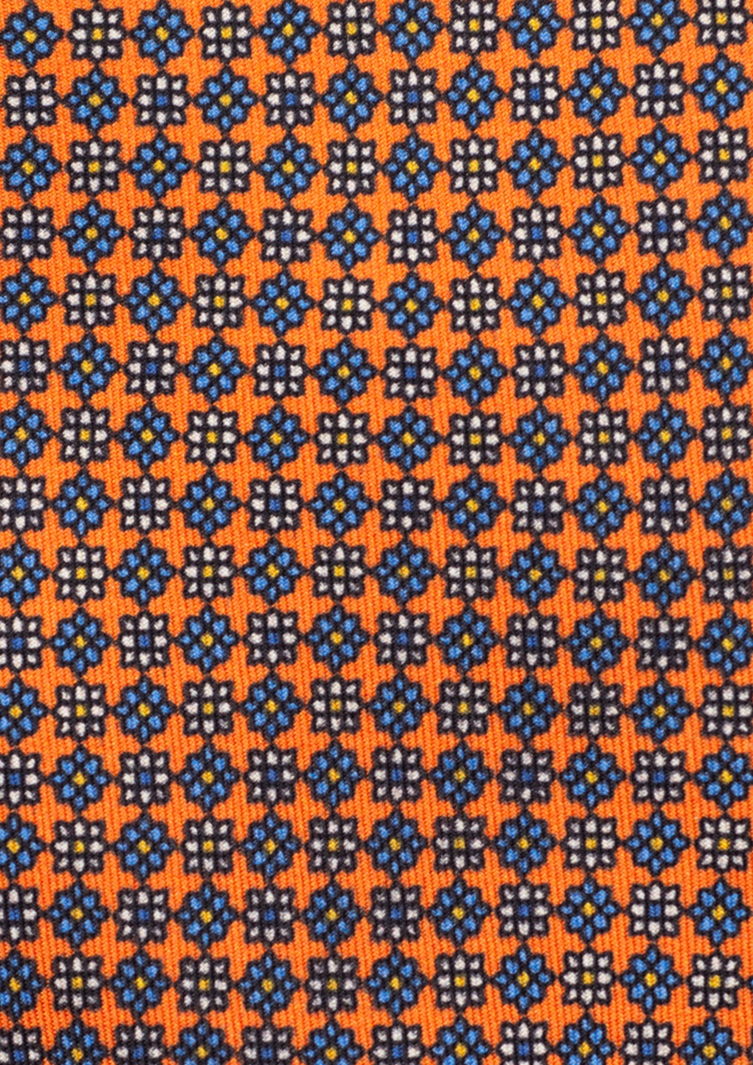 Cravate en twill 100% soie, ornée d'un motif de fleurs bleues et blanches sur fond orange