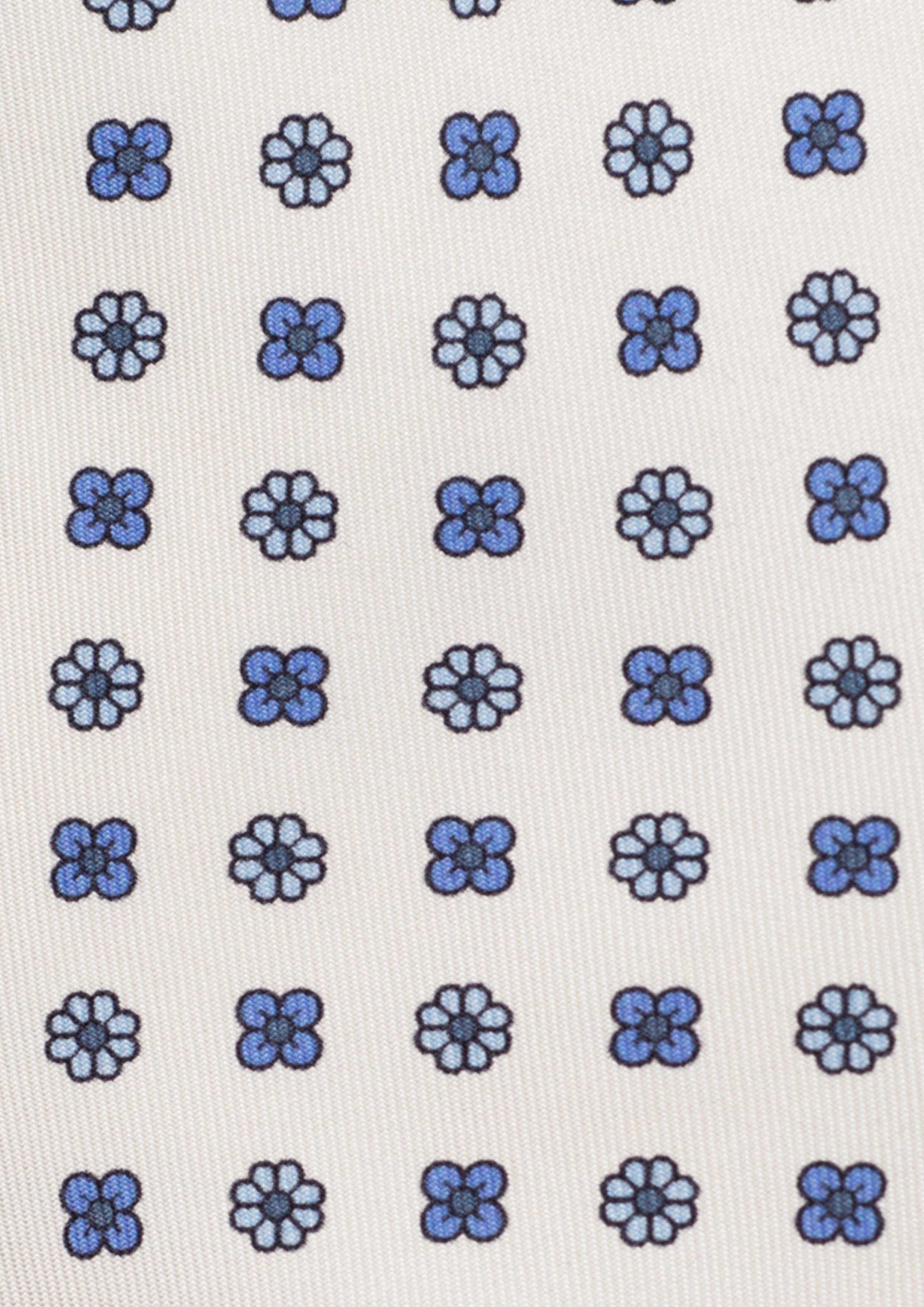 Cravate en twill 100% soie, ornée d'un motif de fleurs bleues sur fond blanc