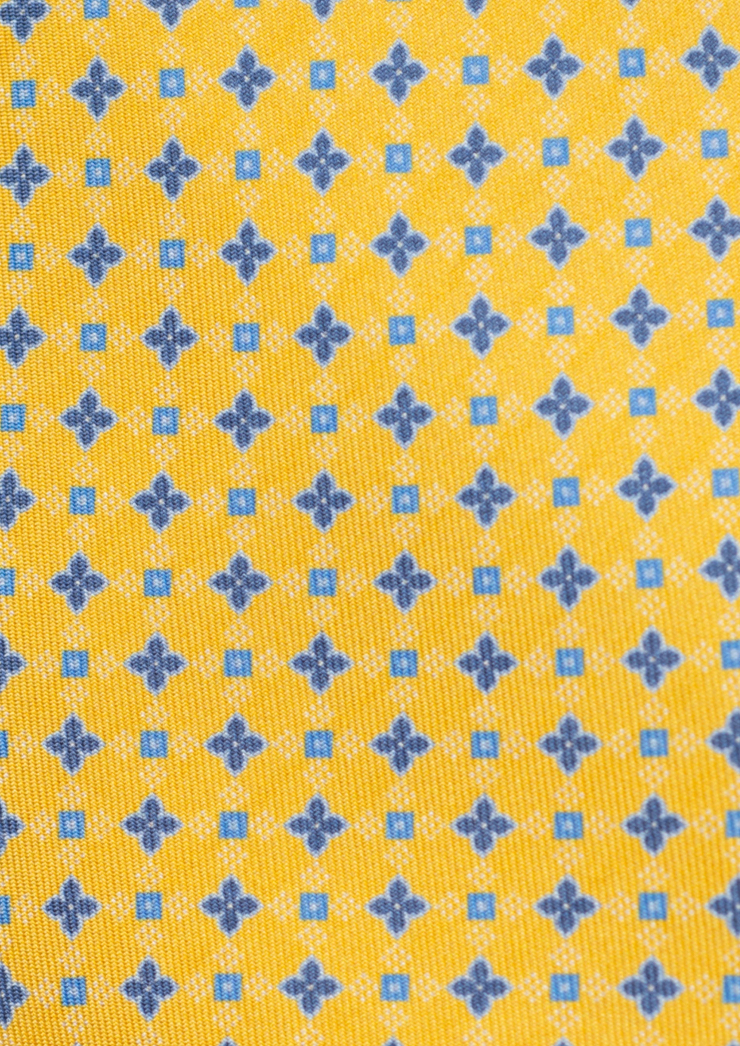 Cravate en twill 100% soie, ornée d'un motif de fleurs bleues sur fond jaune