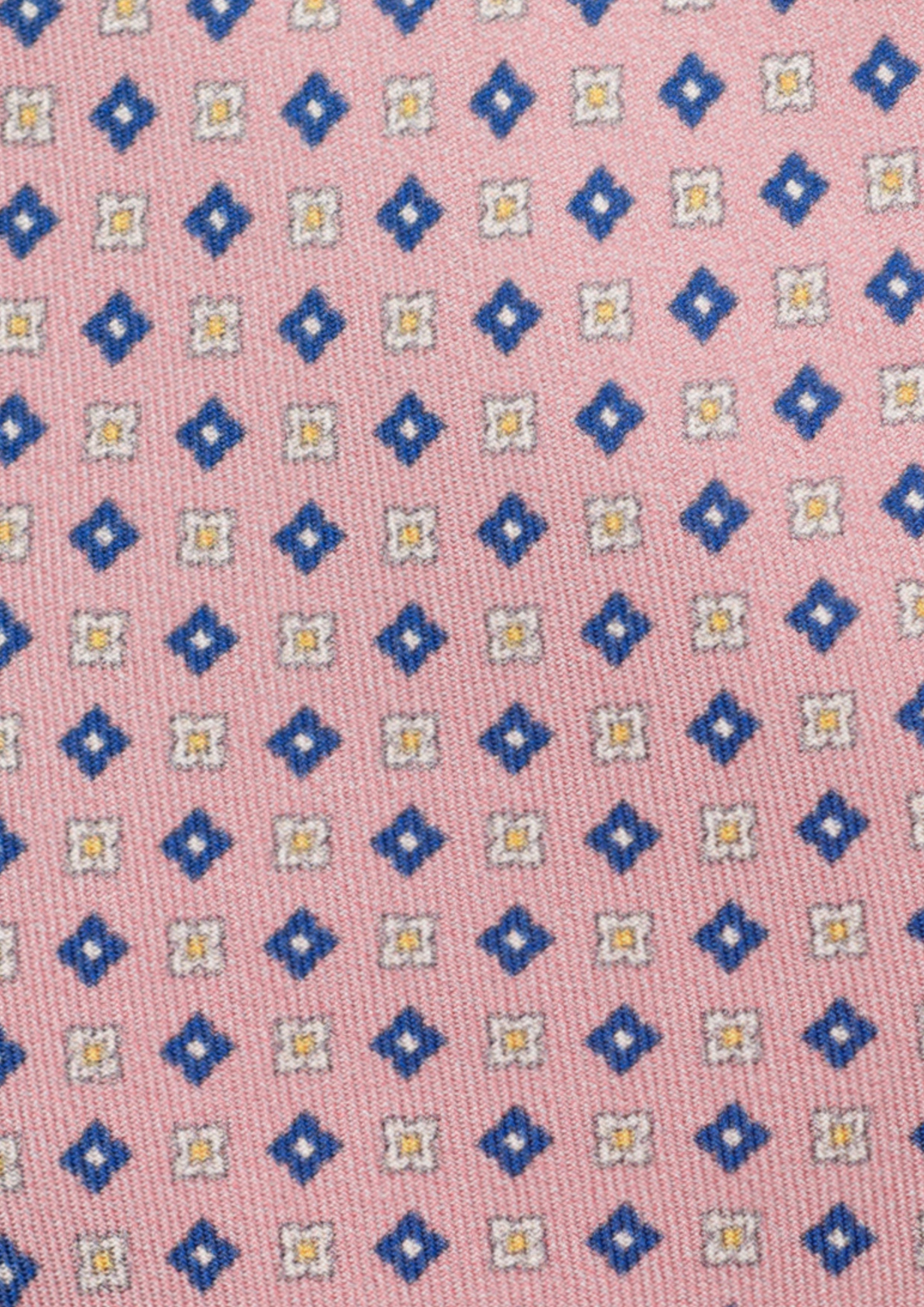 Cravate en twill 100% soie, ornée d’un motif de fleurs bleues et blanches sur fond rose