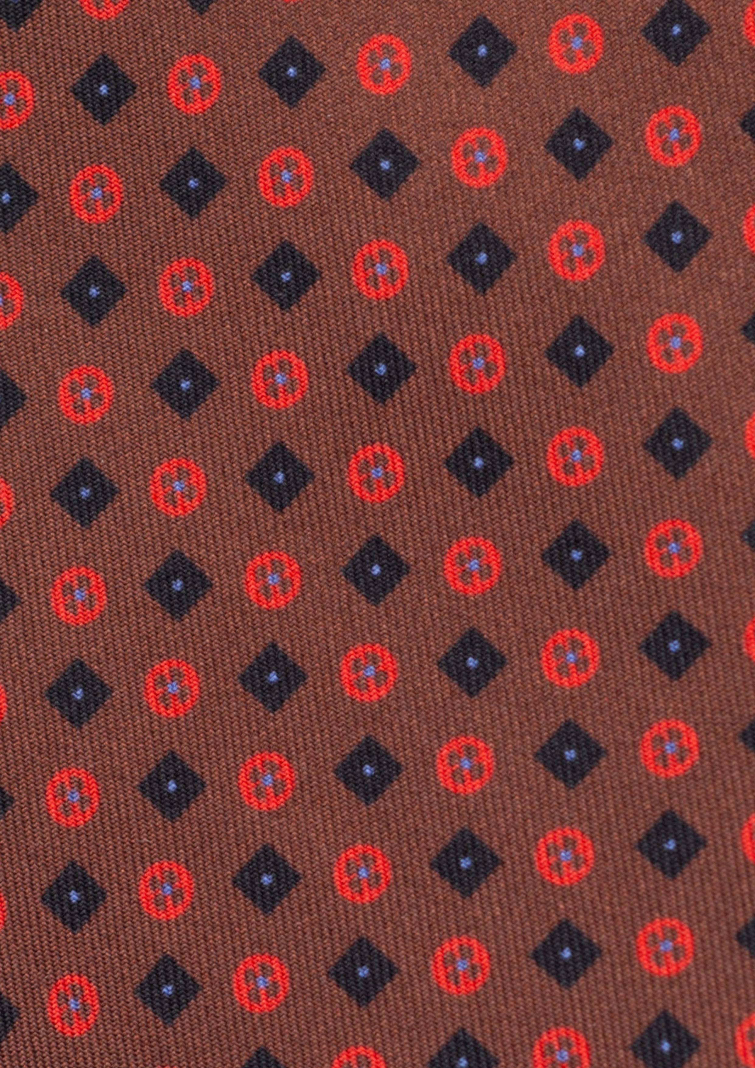 Cravate en twill 100 % soie, ornée d’un motif de fleurs bleu nuit et rouge sur fond marron