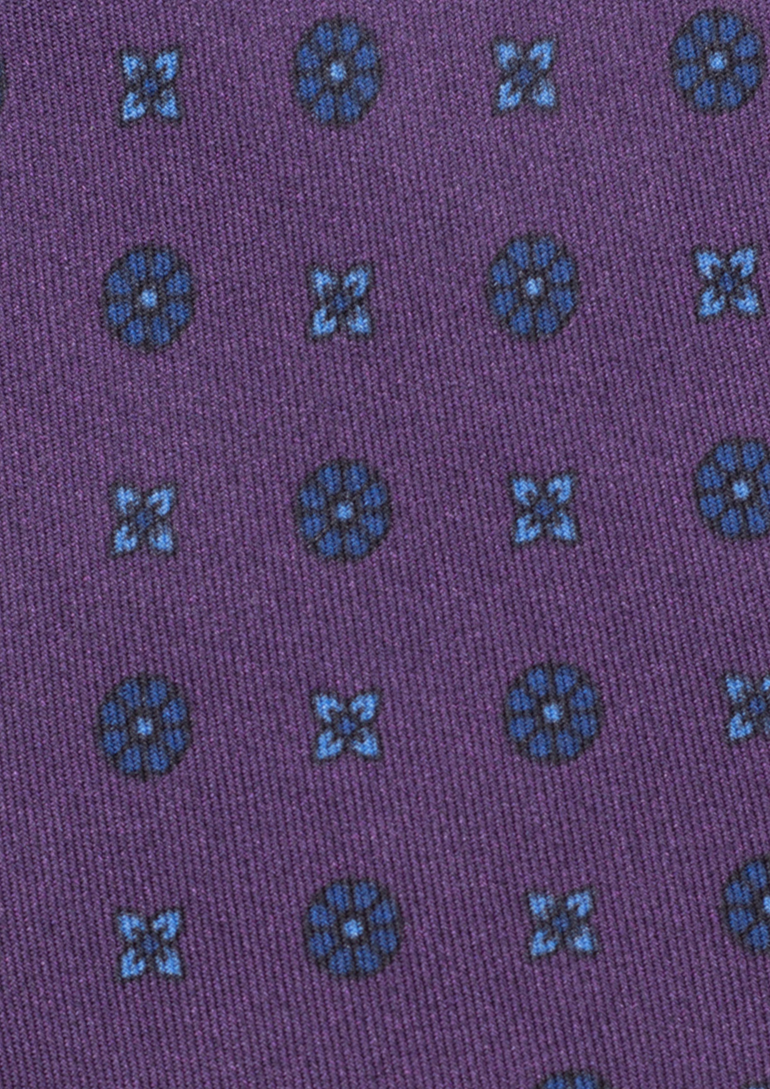 Cravate en twill 100 % soie, ornée d'un motif de fleurs bleues sur fond violet