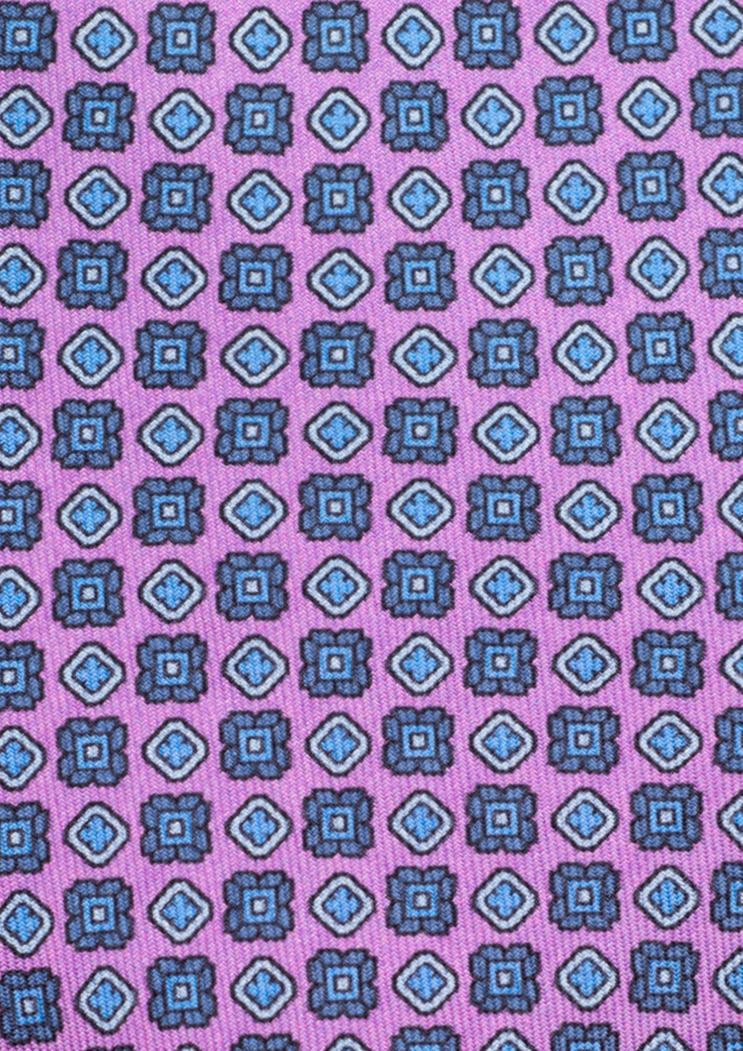 Cravate en twill 100% soie, ornée d'un motif de fleurs bleues sur fond violet