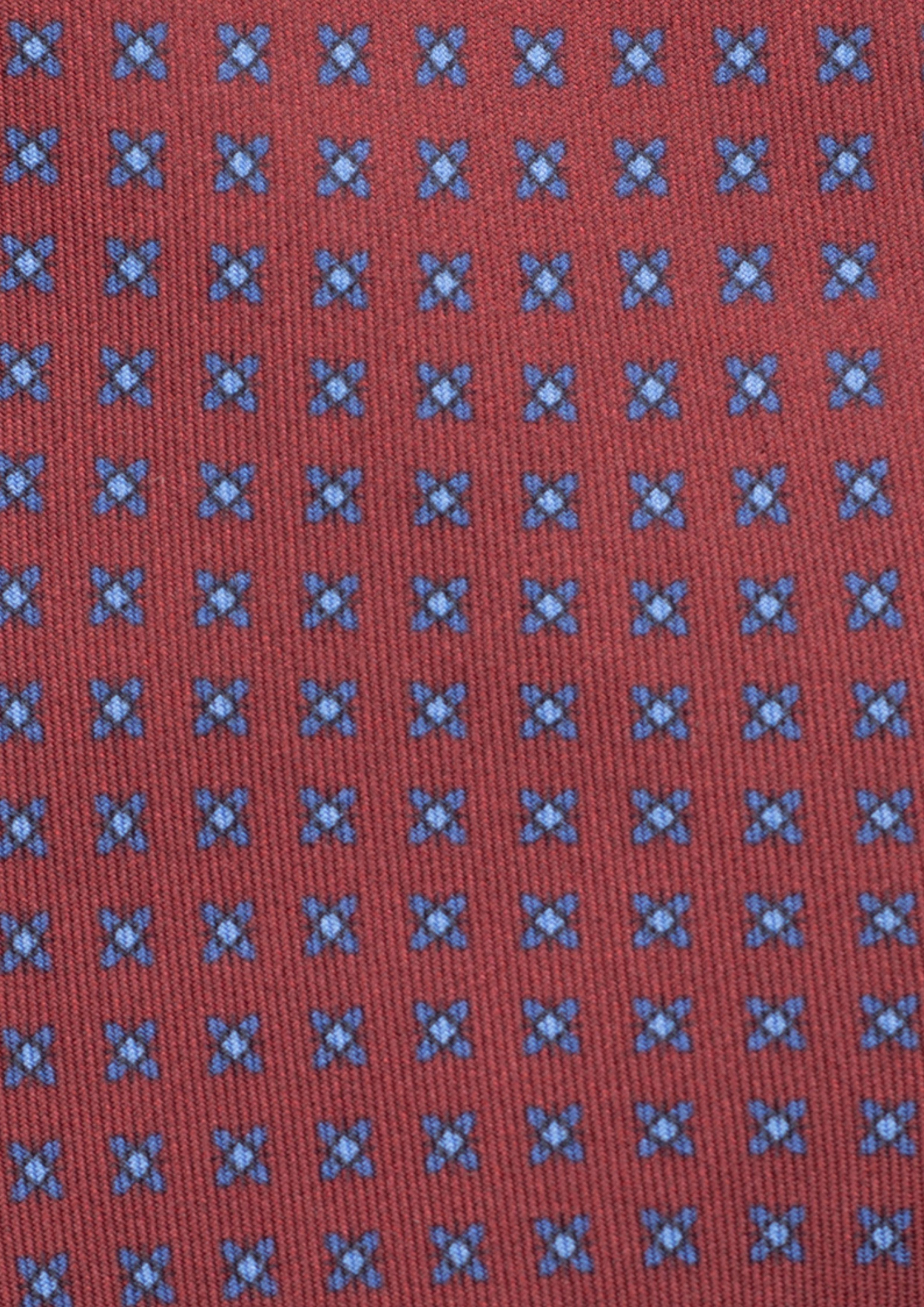 Cravate en twill 100% soie, ornée d'un motif de fleurs bleues sur fond rouge