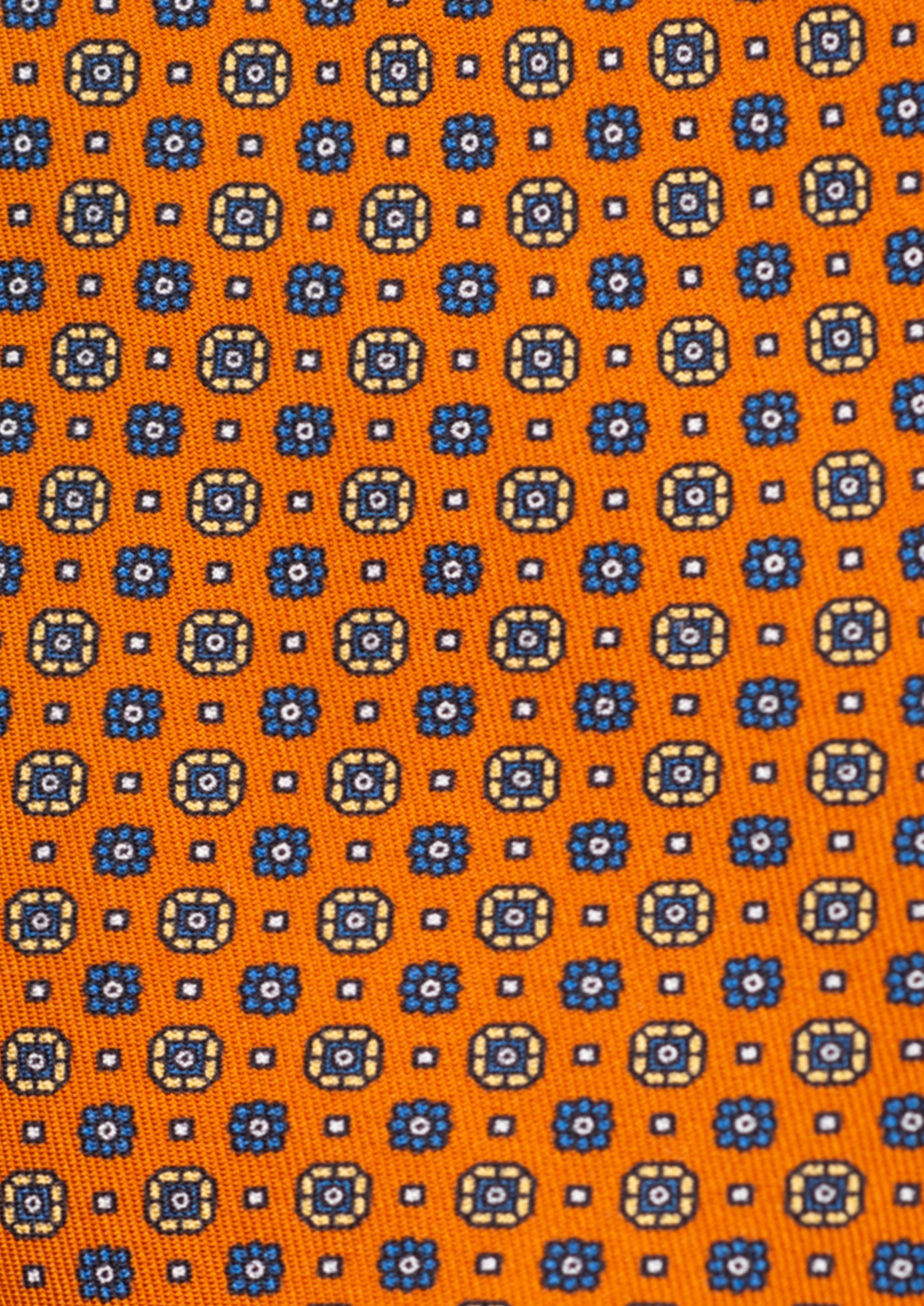 Cravate en twill 100% soie, ornée d'un motif de fleurs bleu et jaune sur fond orange