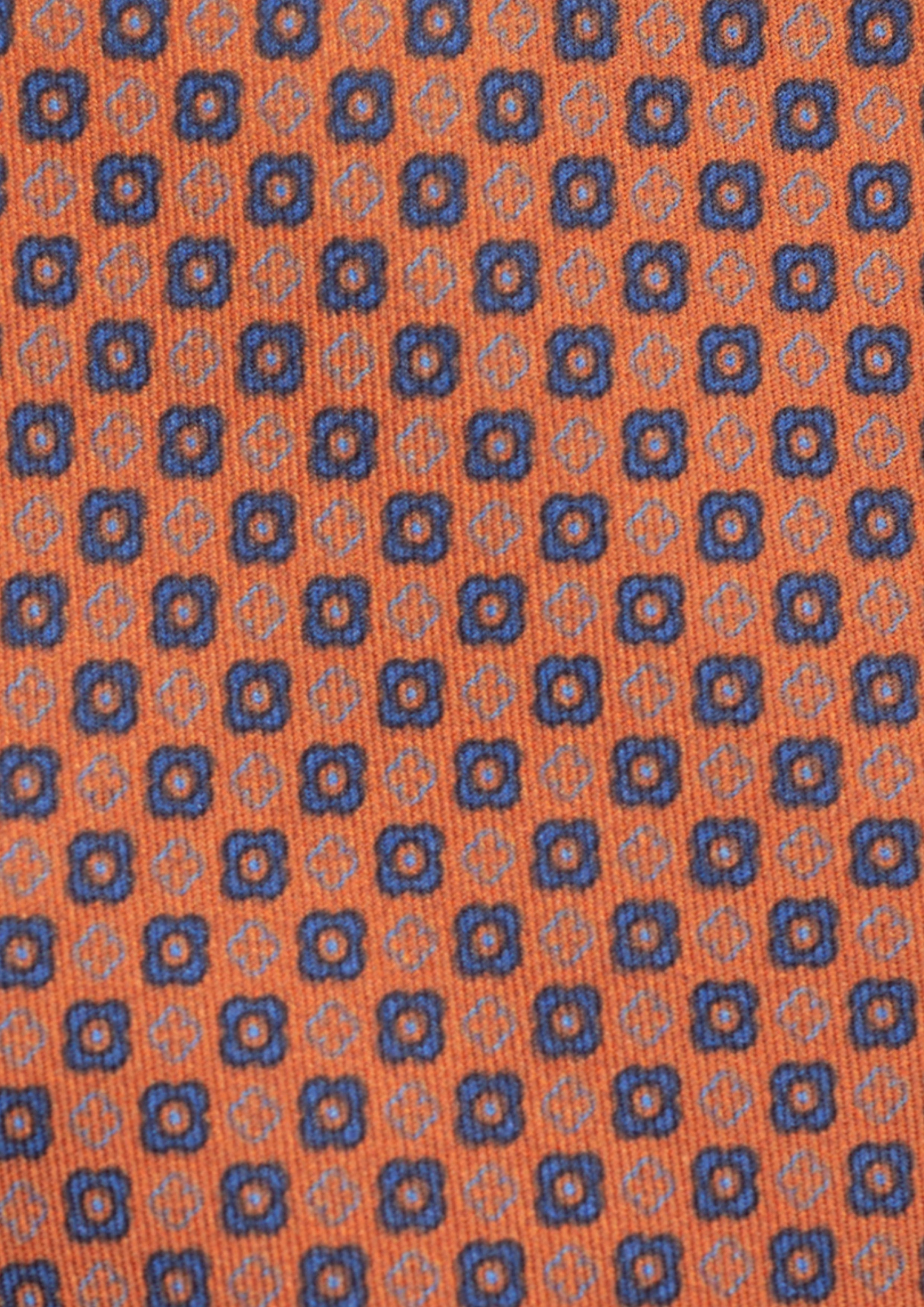 Cravate en twill 100% soie, ornée d'un motif de fleurs bleu sur fond orange