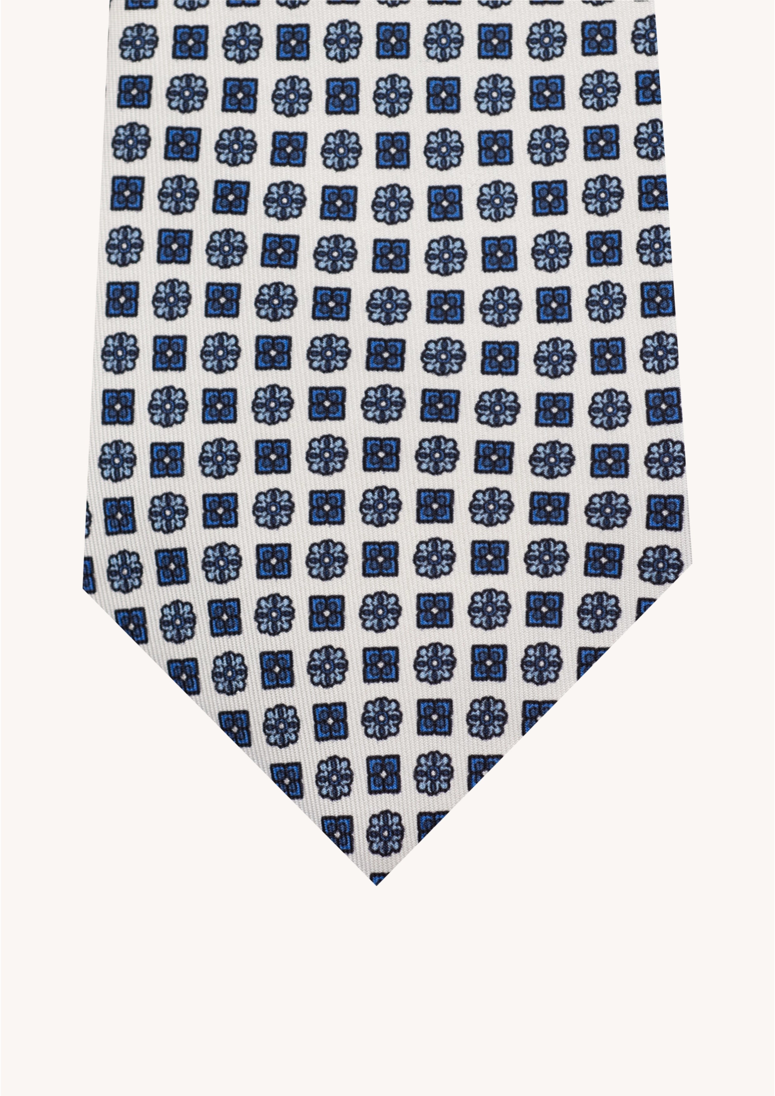 Cravate en twill 100% soie, ornée d'un motif de fleurs bleues sur fond blanc