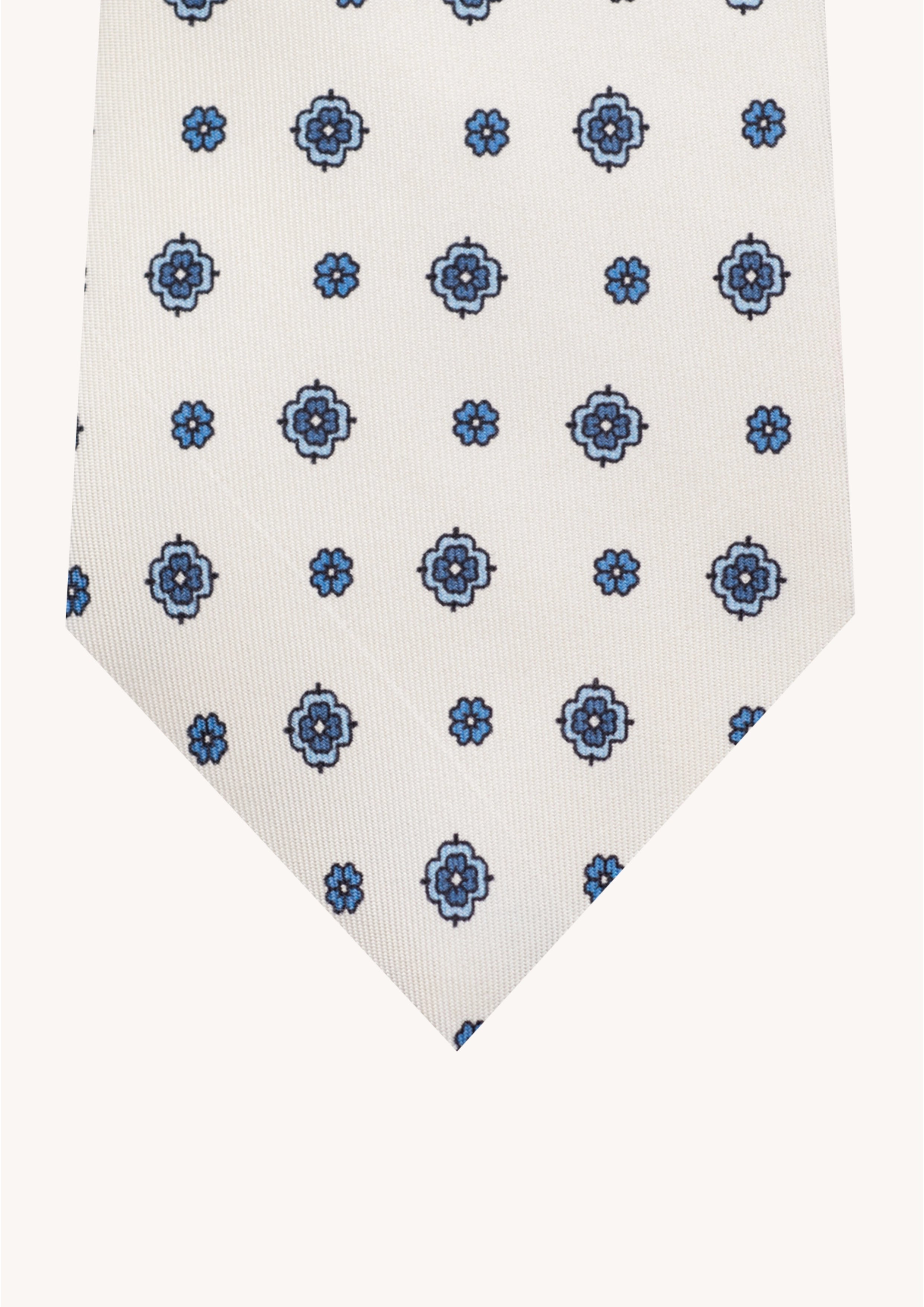 Cravate en twill 100% soie, ornée d'un motif de fleurs bleues sur fond blanc