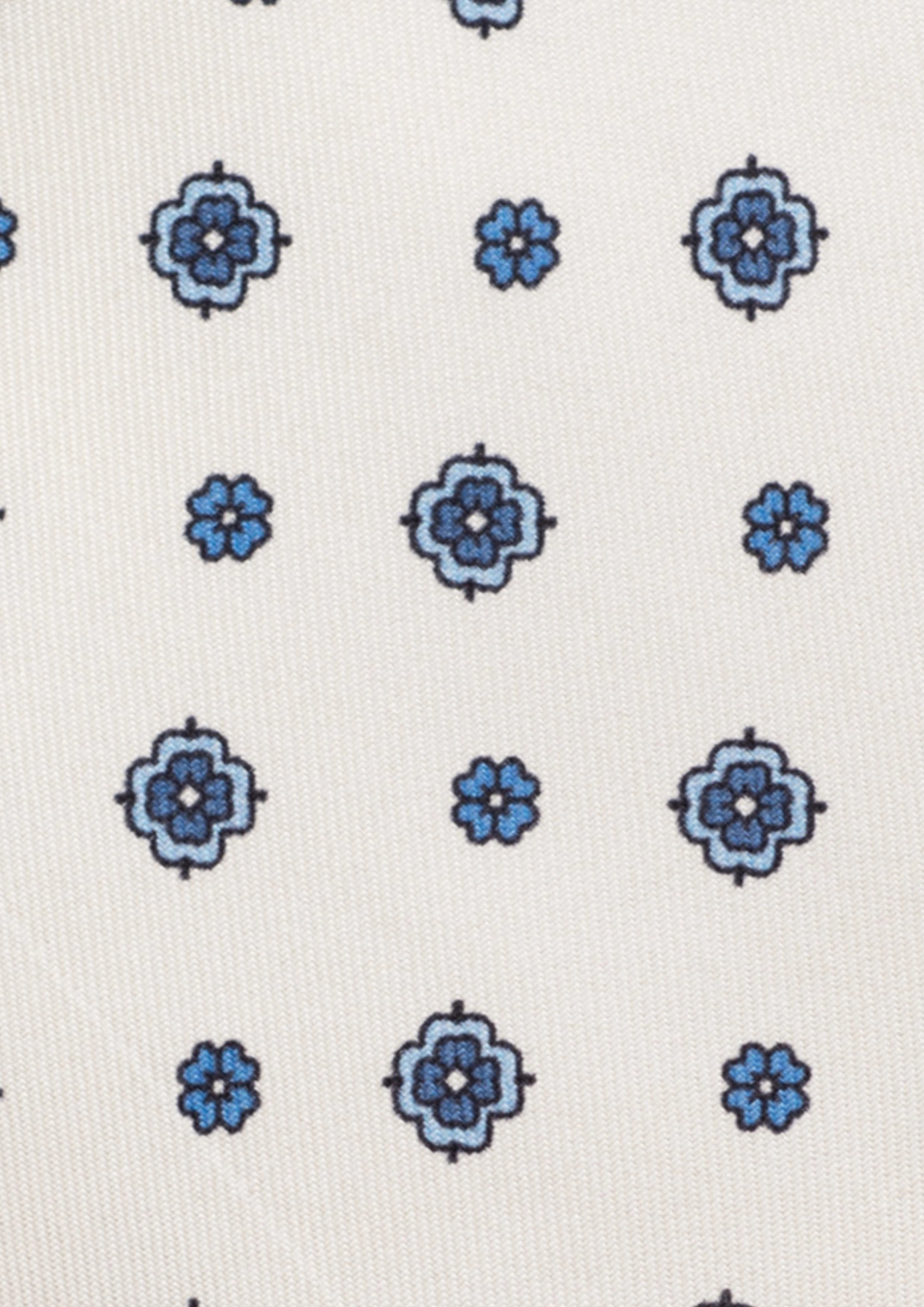 Cravate en twill 100% soie, ornée d'un motif de fleurs bleues sur fond blanc