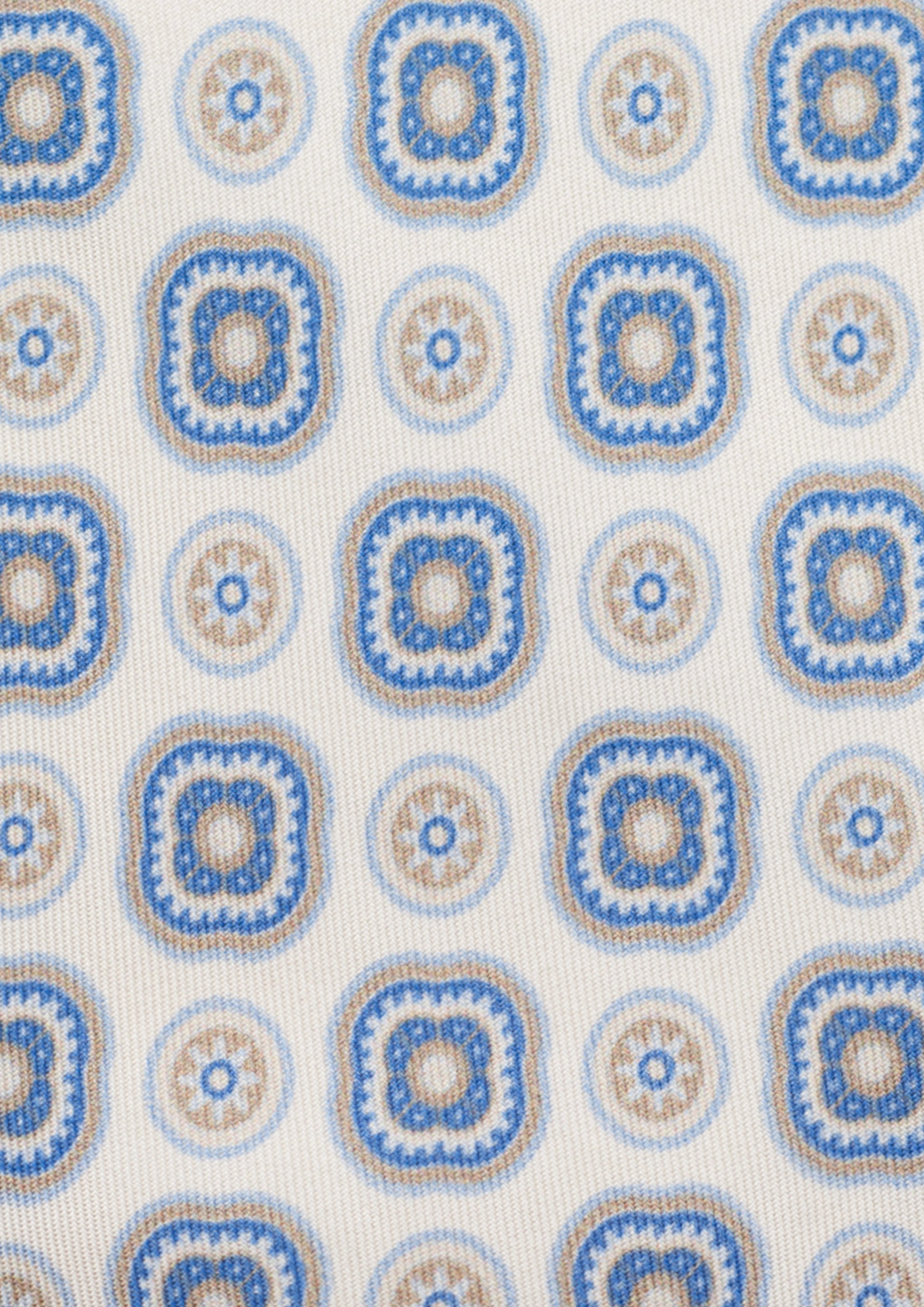 Cravate en twill 100% soie, ornée d'un motif de fleurs bleues sur fond blanc