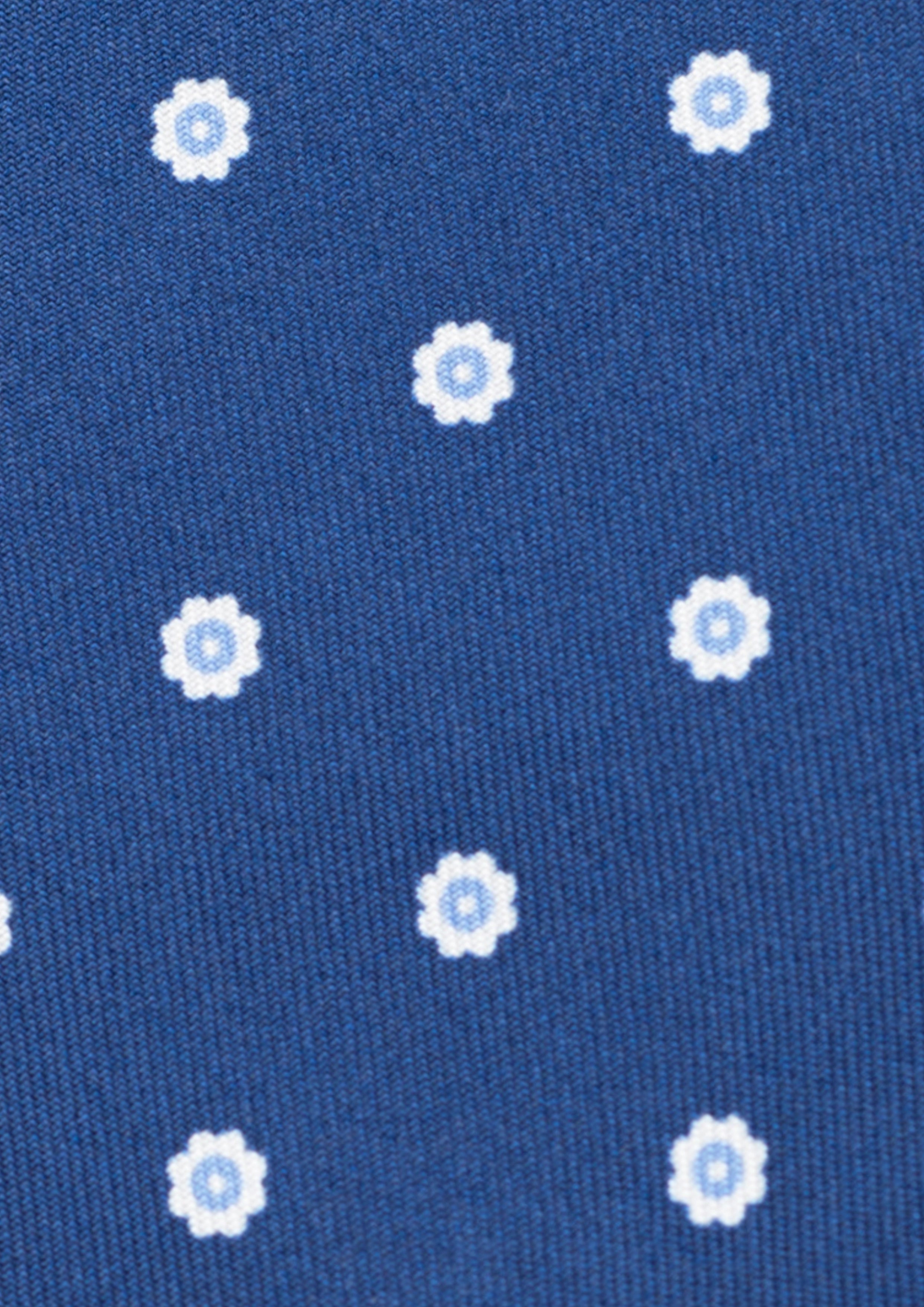 Cravate en twill 100% soie, ornée d'un motif de fleurs blanches sur fond bleu
