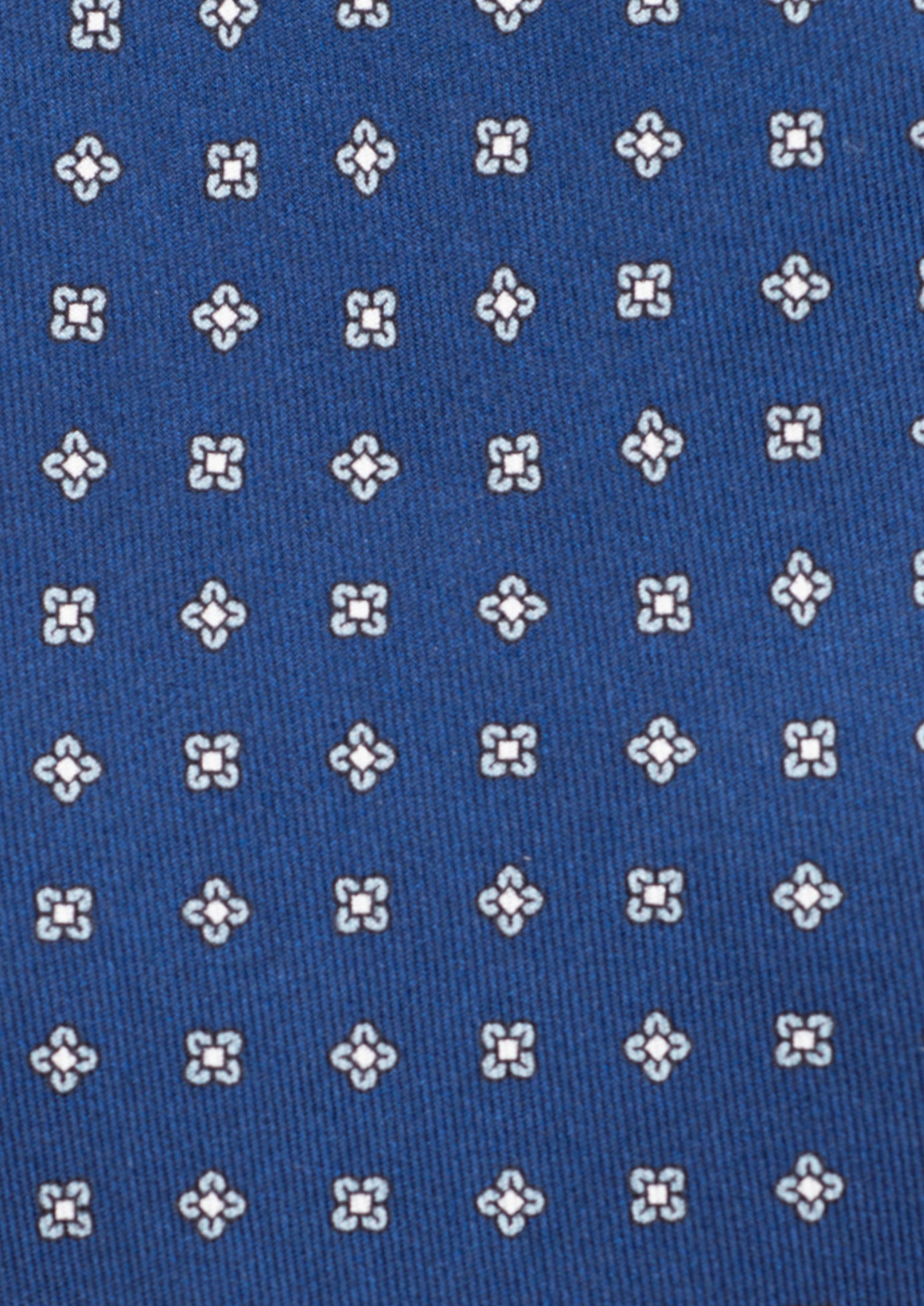 Cravate en twill 100% soie, ornée d'un motif de fleurs blanches sur fond bleu