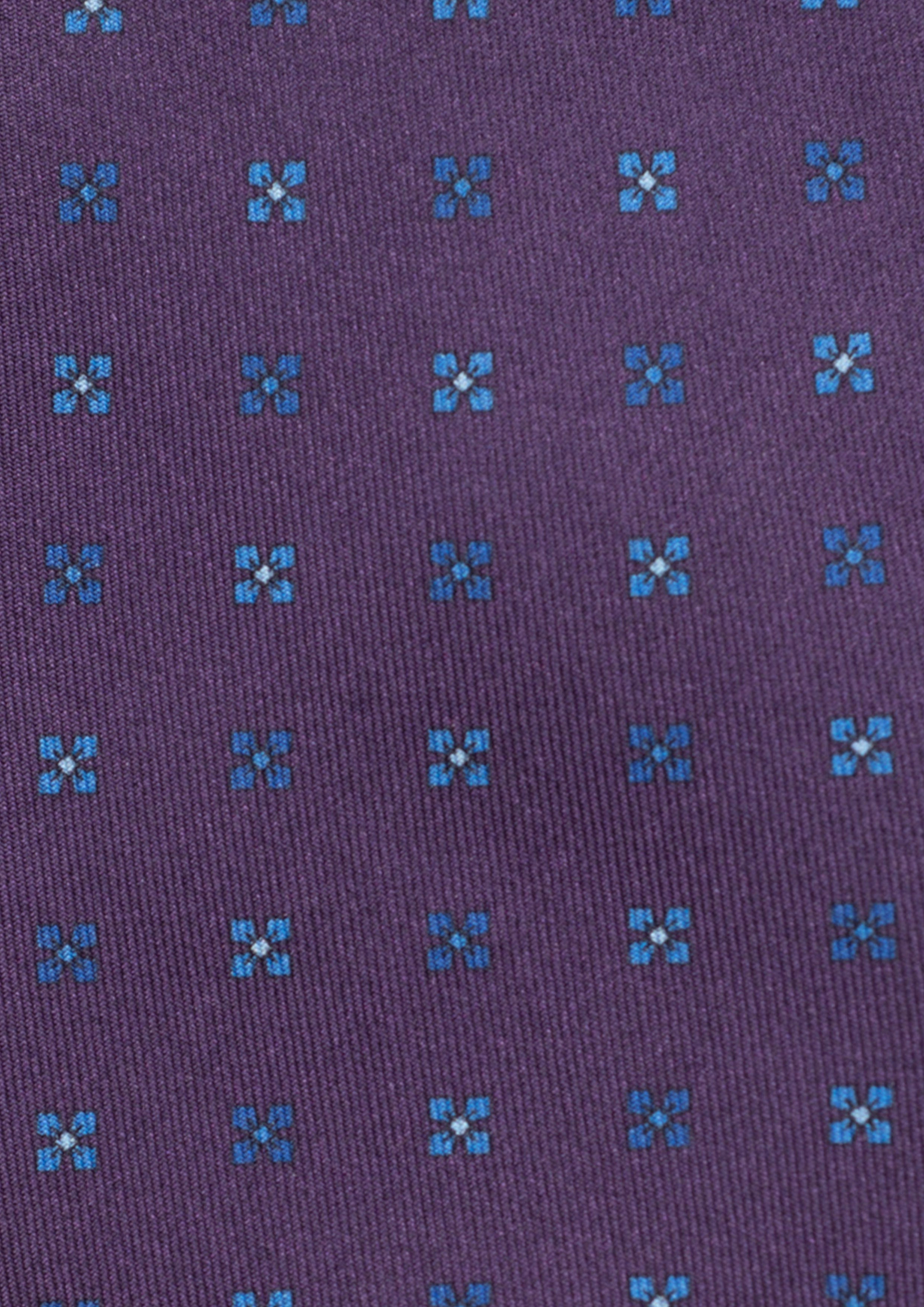 Cravate en twill 100% soie, ornée d'un motif de fleurs bleues sur fond violet