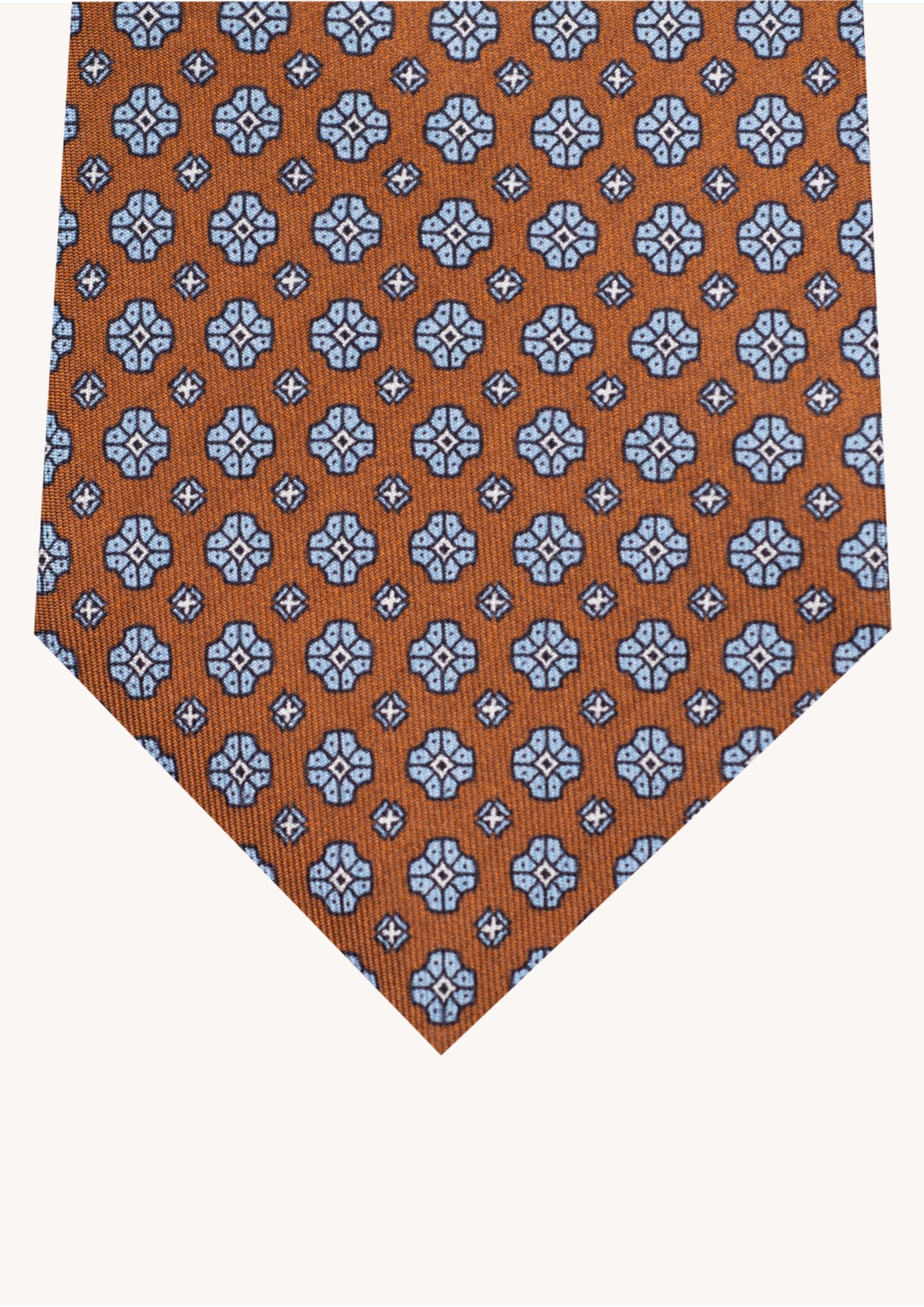 Cravate en twill 100% soie, ornée d'un motif de fleurs bleues sur fond marron