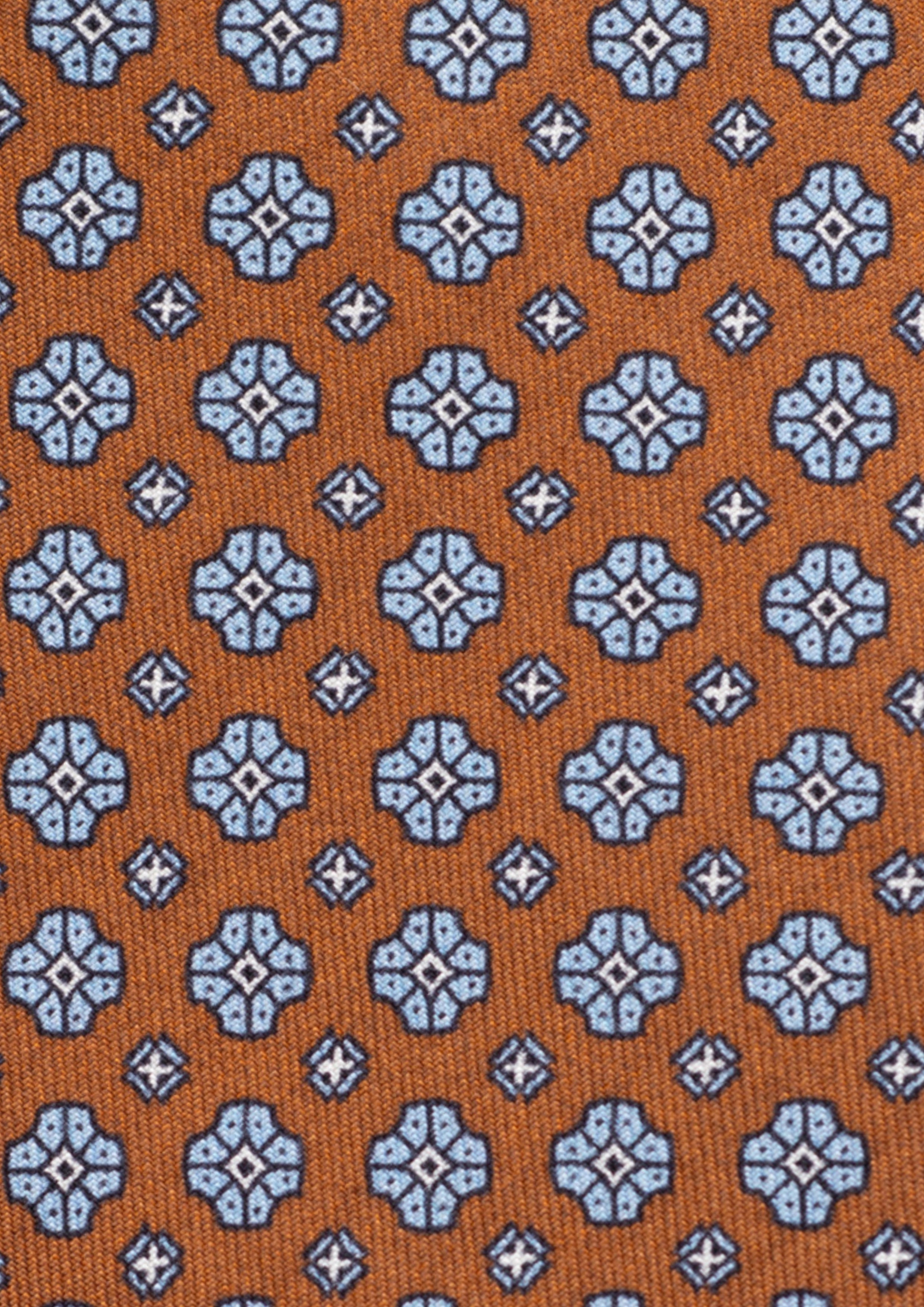 Cravate en twill 100% soie, ornée d'un motif de fleurs bleues sur fond marron