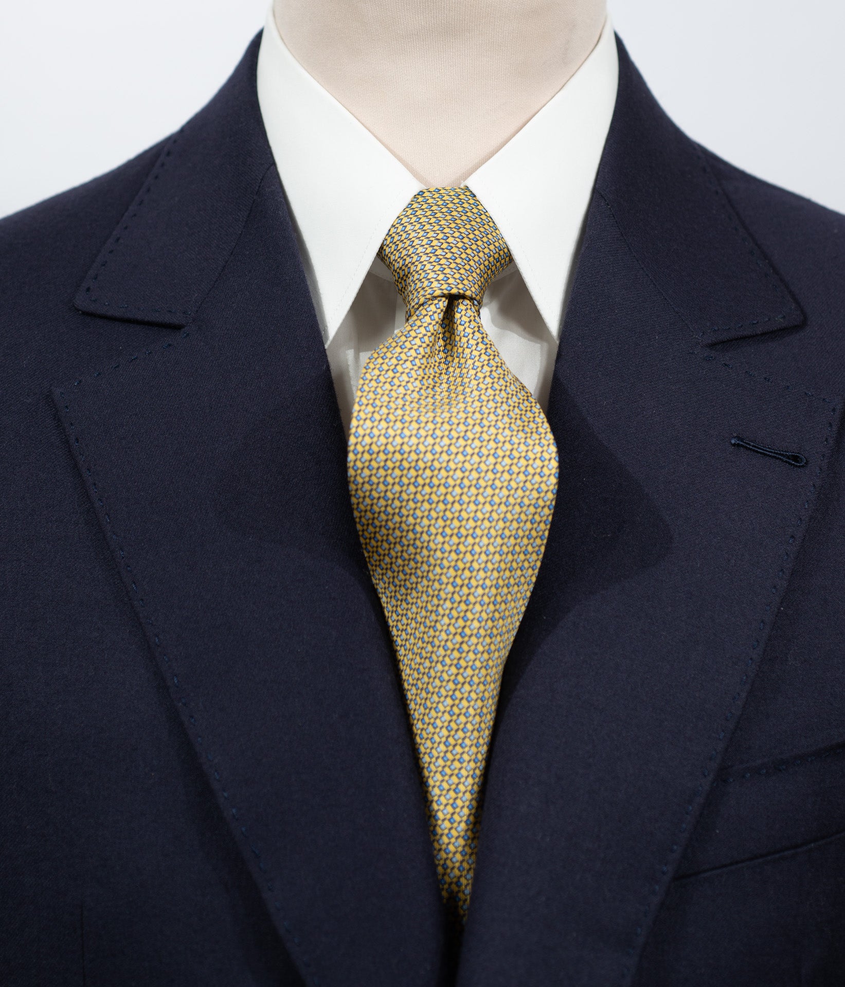 Cravate en twill 100 % soie, ornée d'un motif géométrique bleu sur fond jaune