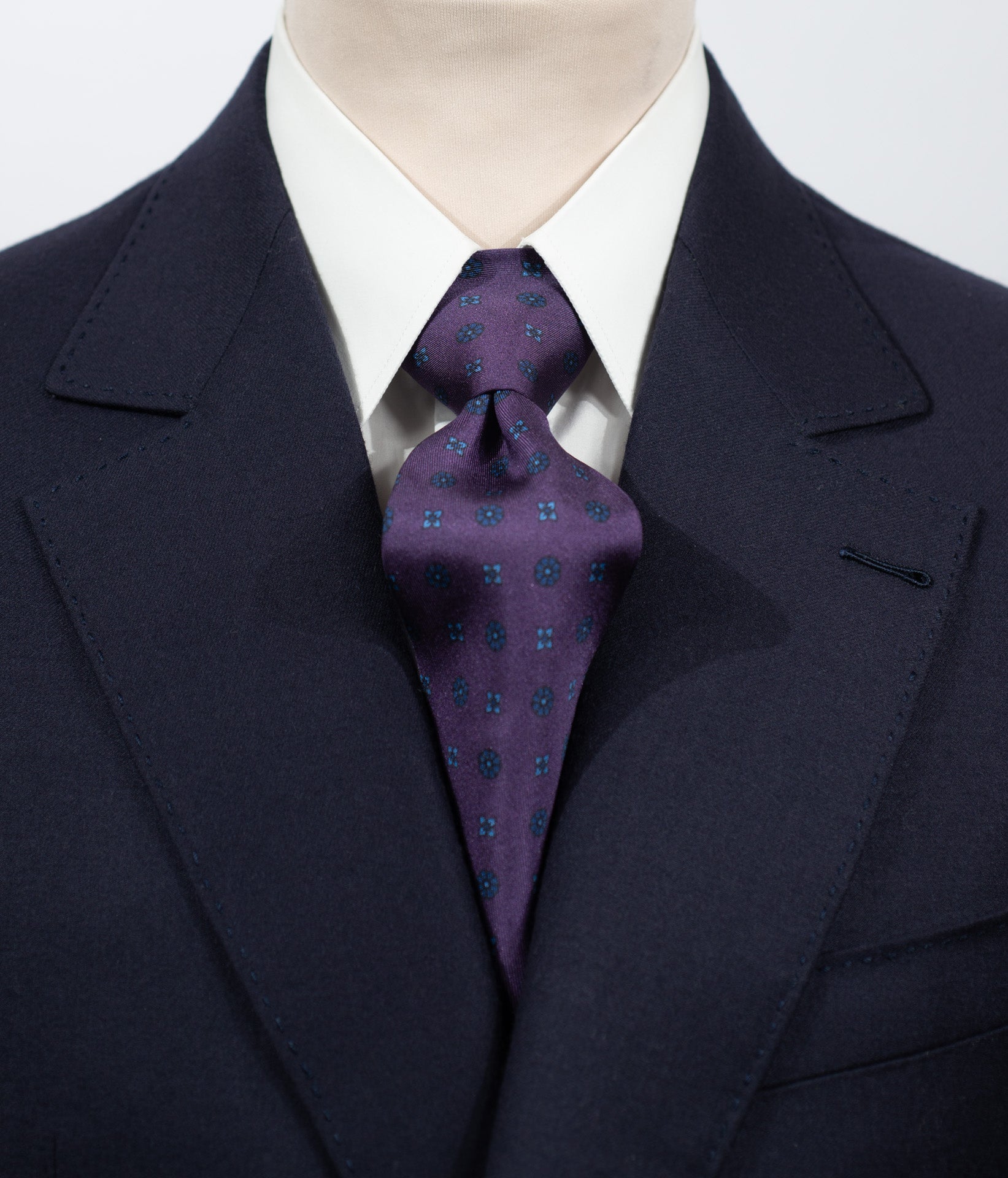 Cravate en twill 100 % soie, ornée d'un motif de fleurs bleues sur fond violet