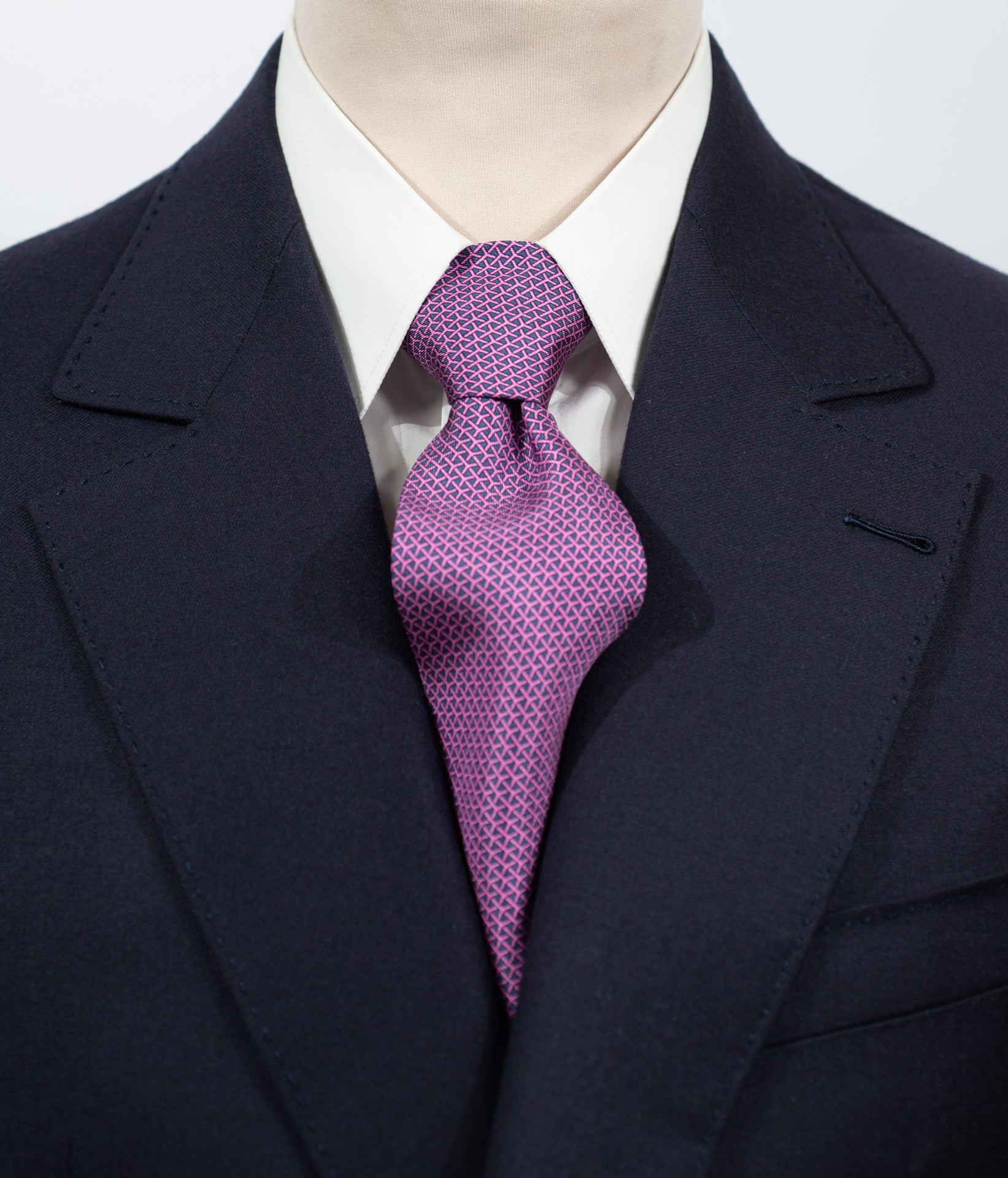 Cravate en twill 100% soie, ornée d'un motif géométrique rose sur fond violet