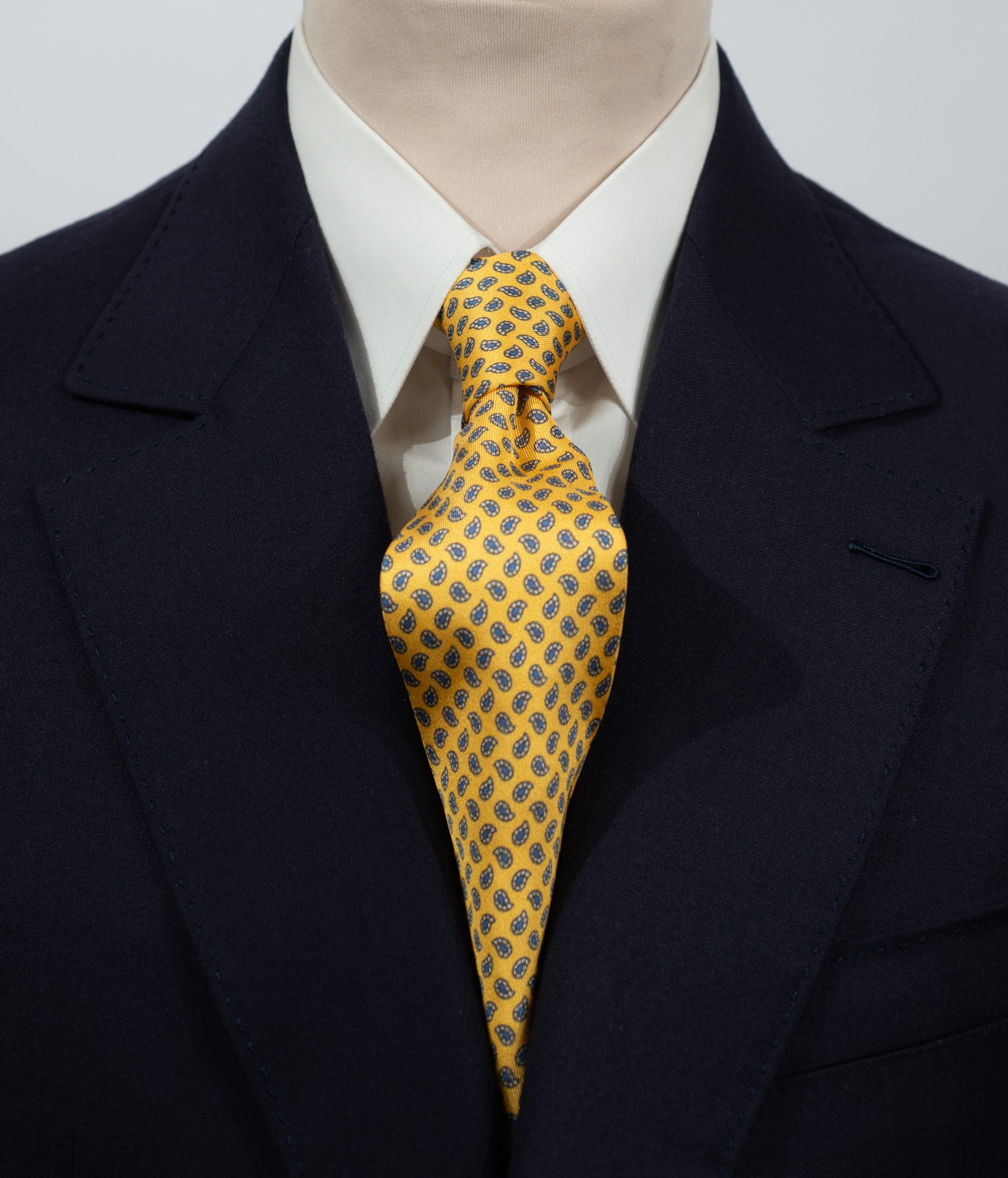 Cravate en twill 100% soie, ornée d'un motif cachemire bleu et blanc sur fond jaune