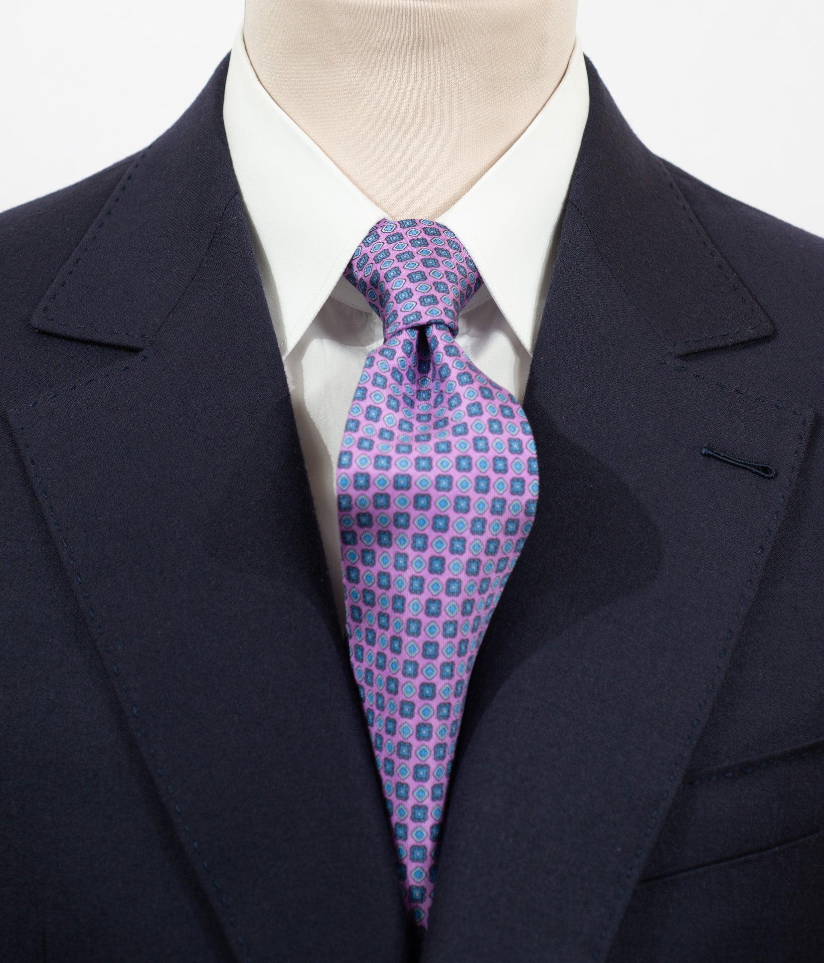 Cravate en twill 100% soie, ornée d'un motif de fleurs bleues sur fond violet