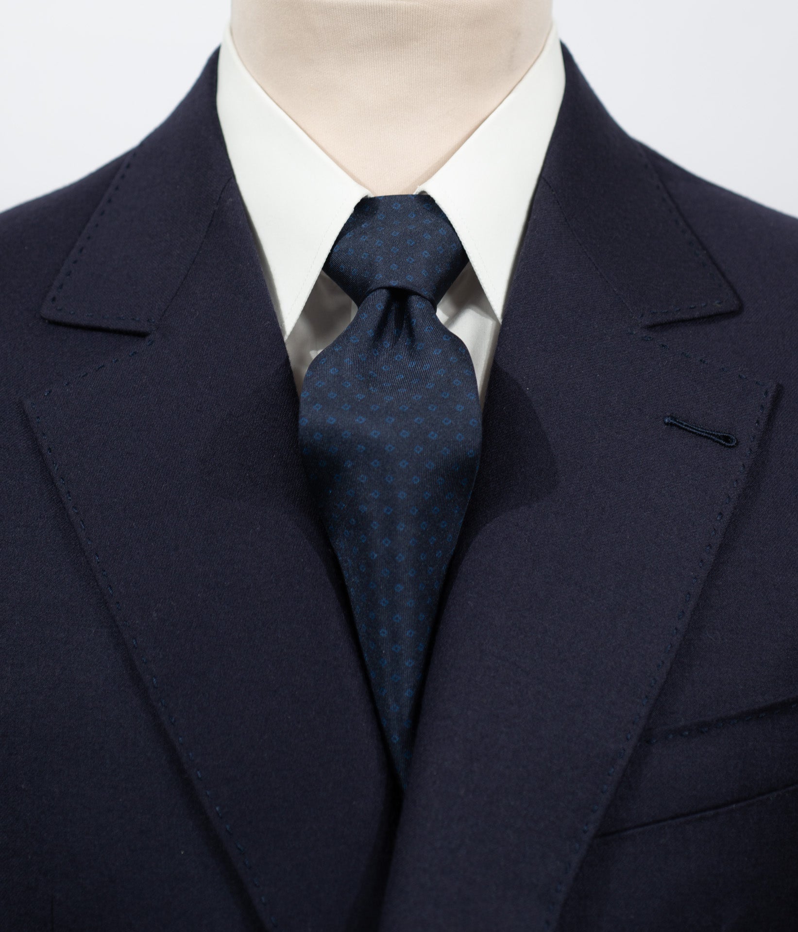 Cravate en twill 100% soie, ornée d'un motif de losanges bleus sur fond bleu