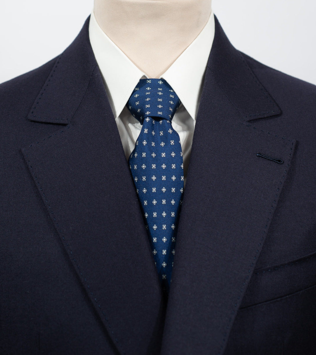 Cravate en twill 100% soie, ornée d'un motif de fleurs blanches sur fond bleu