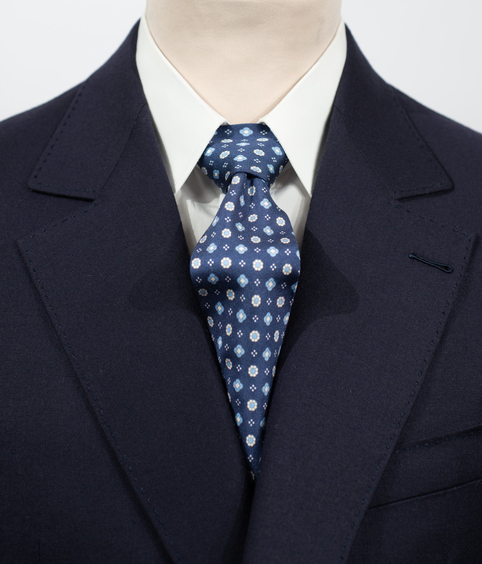 Cravate en twill de soie 100 %, ornée d'un motif de fleurs bleu et blanc sur fond bleu