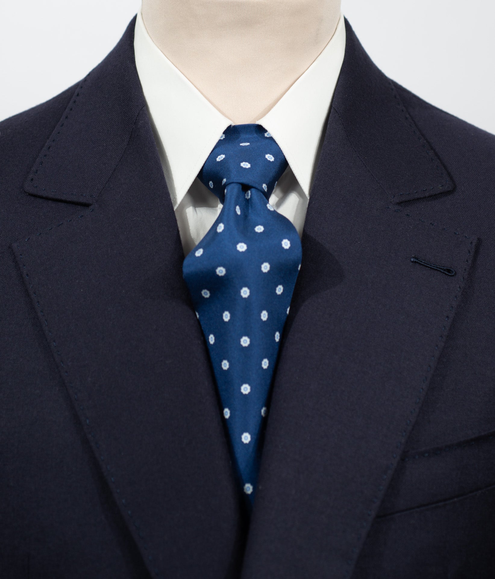 Cravate en twill 100% soie, ornée d'un motif de fleurs blanches sur fond bleu