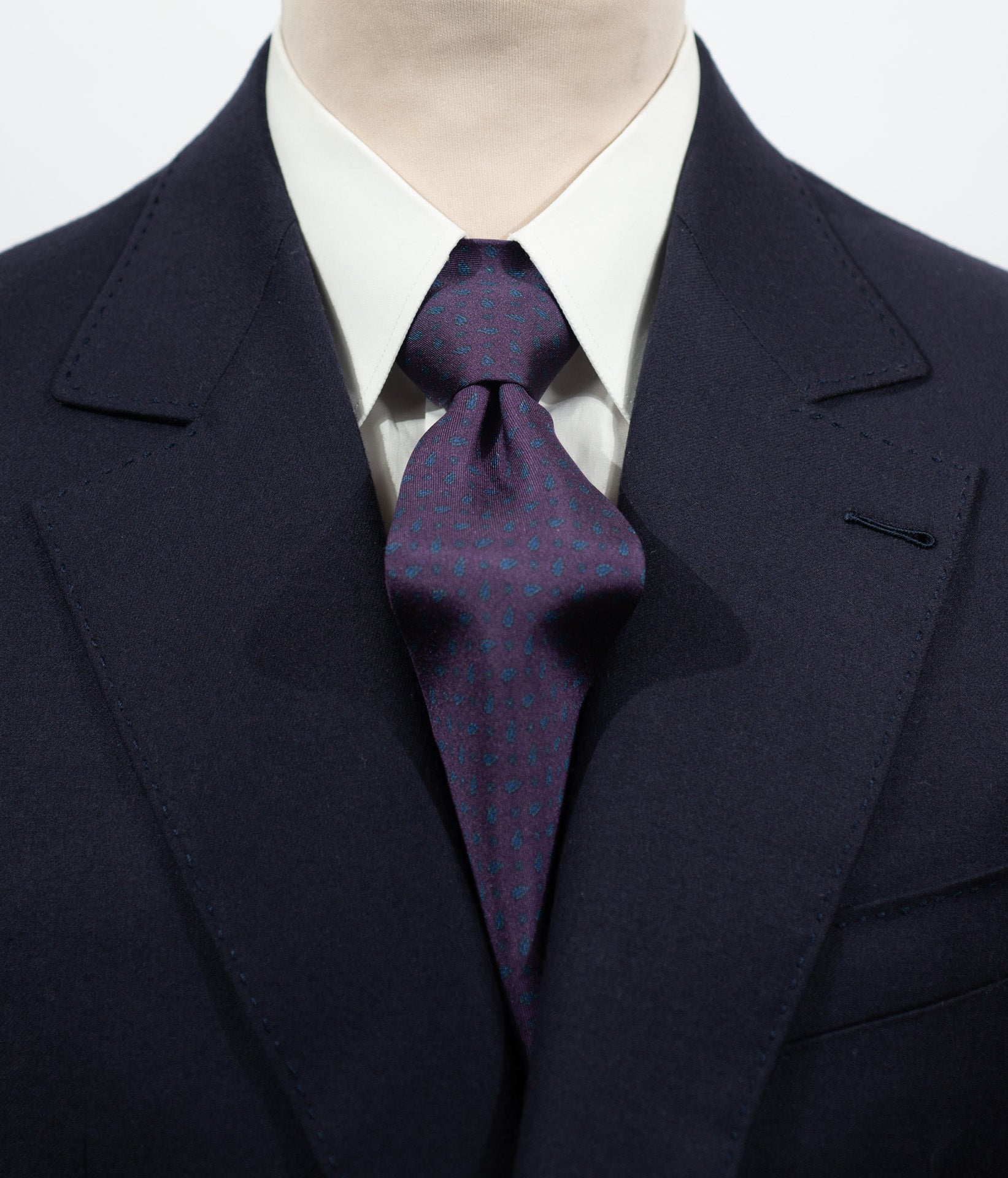 Cravate en twill 100% soie, ornée d'un motif cachemire bleu sur fond violet