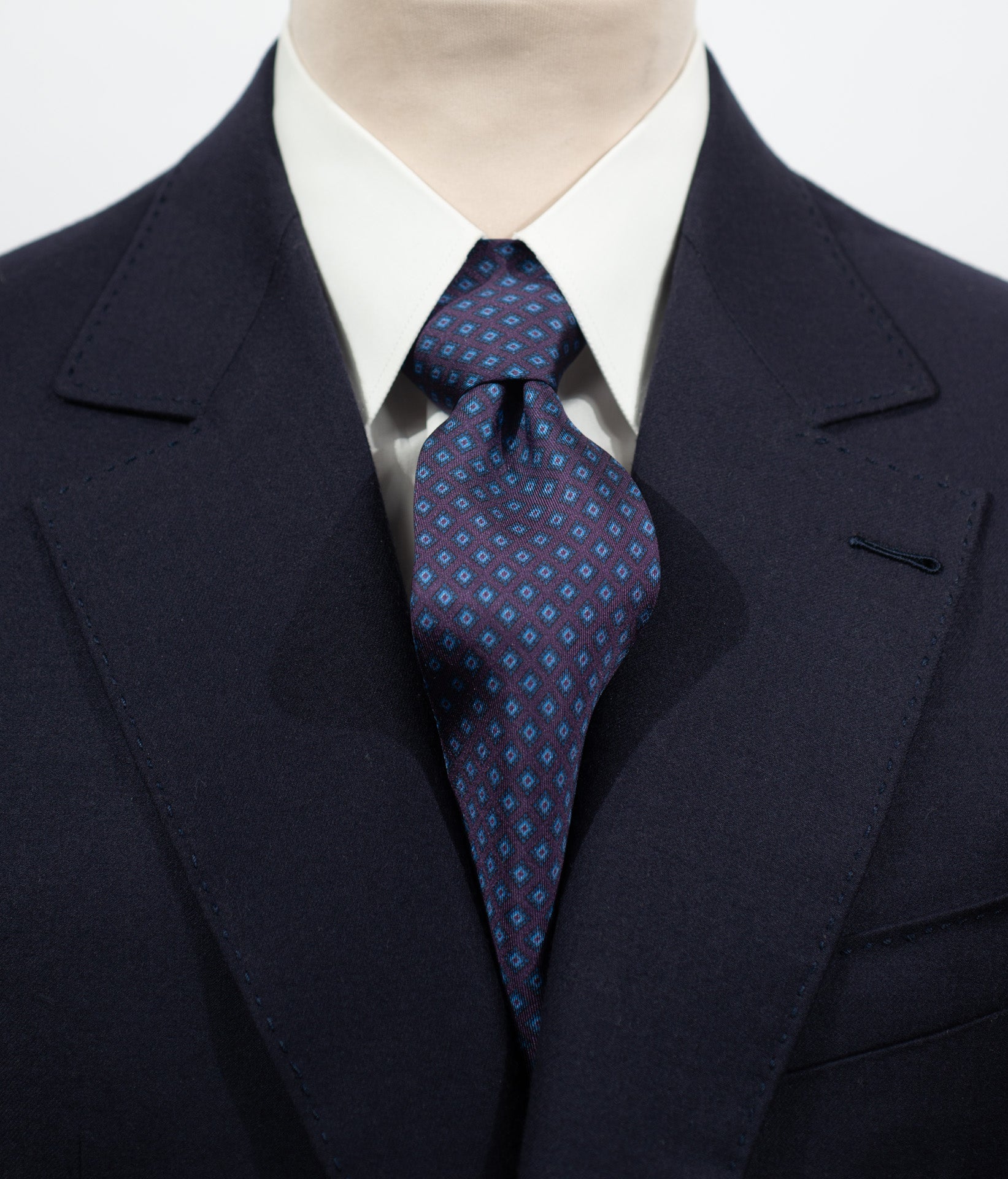 Cravate en twill 100% soie, ornée d'un motif carré bleu sur fond violet