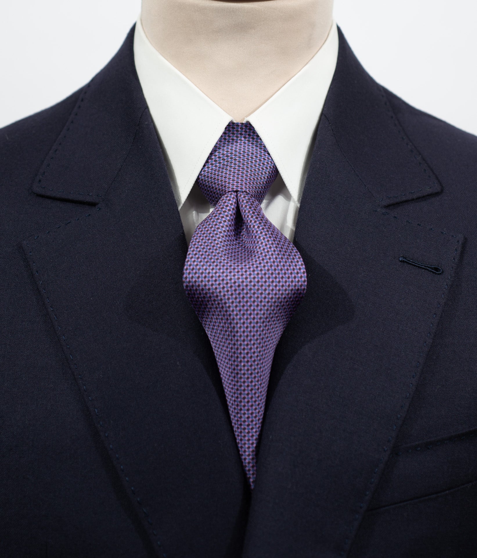 Cravate en twill 100% soie, ornée d'un motif de points bleus et violets sur fond rose