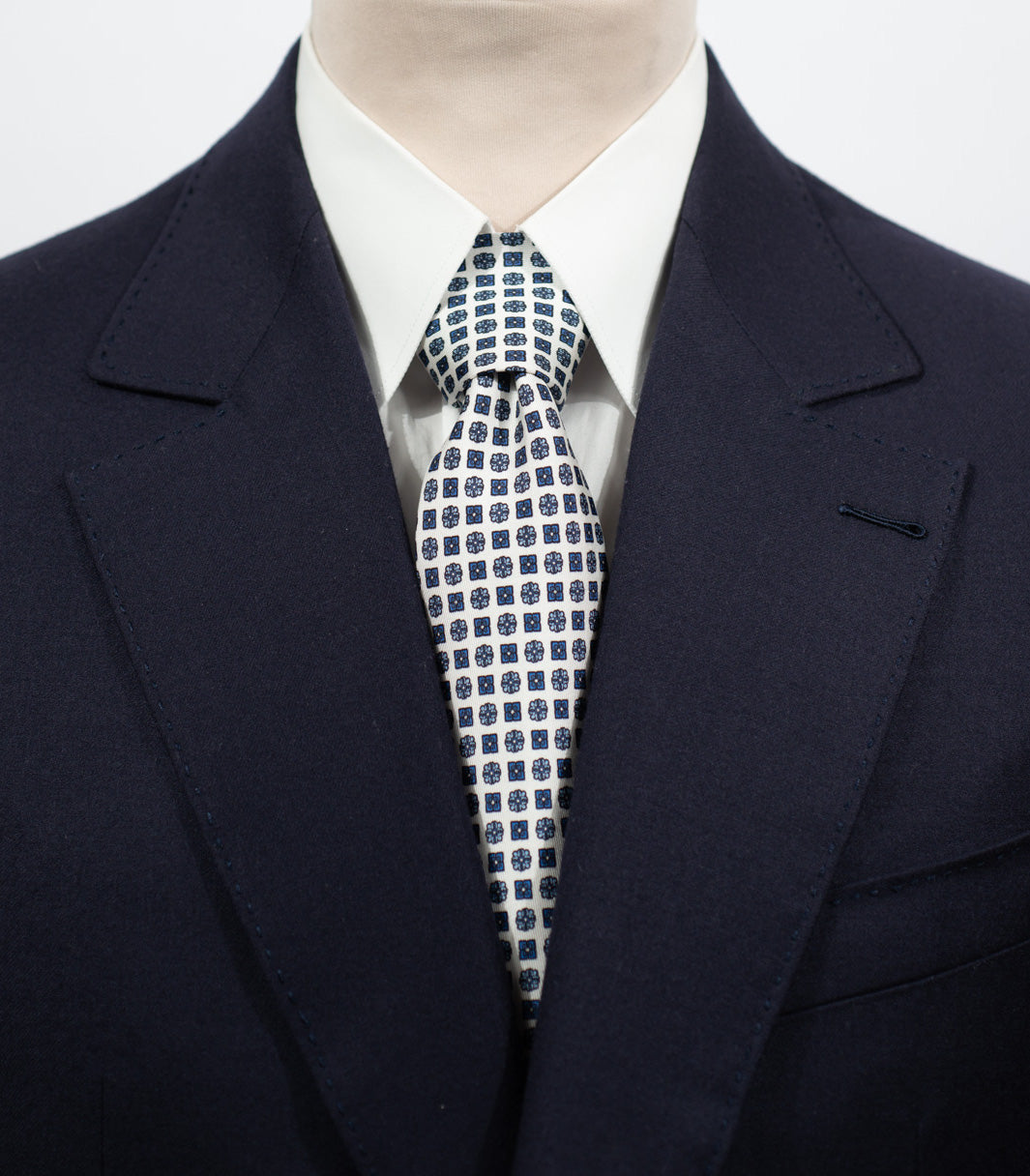 Cravate en twill 100% soie, ornée d'un motif de fleurs bleues sur fond blanc