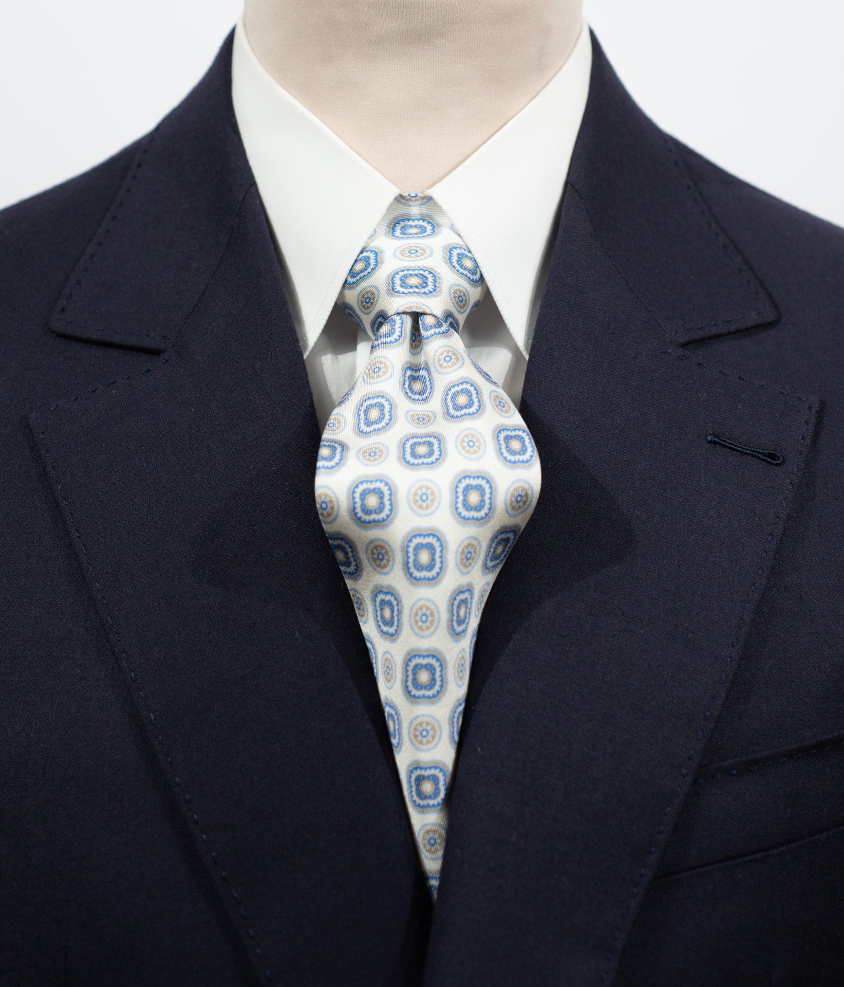 Cravate en twill 100% soie, ornée d'un motif de fleurs bleues sur fond blanc