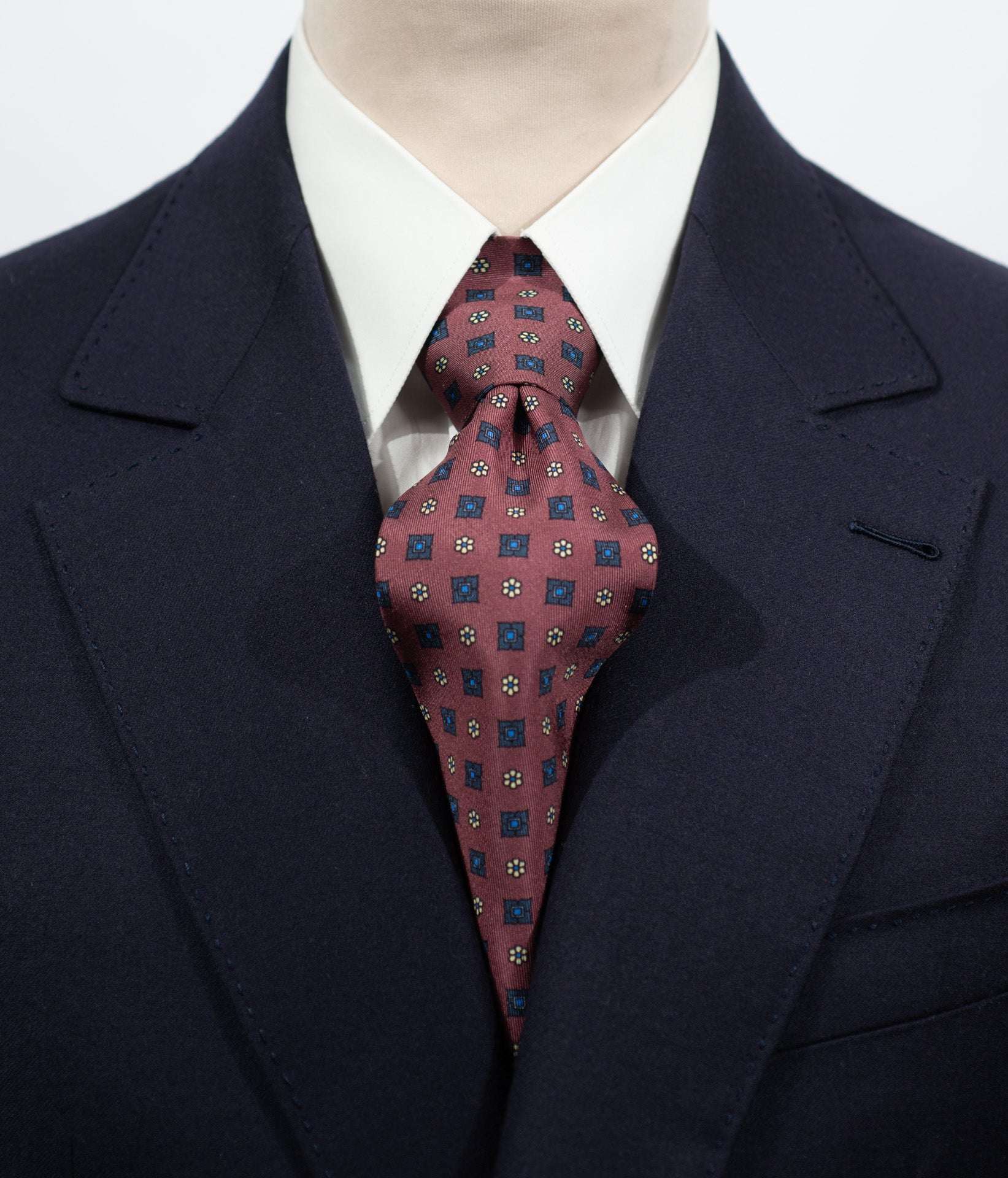 Cravate en twill 100% soie, ornée d'un motif de fleurs bleues sur fond marron