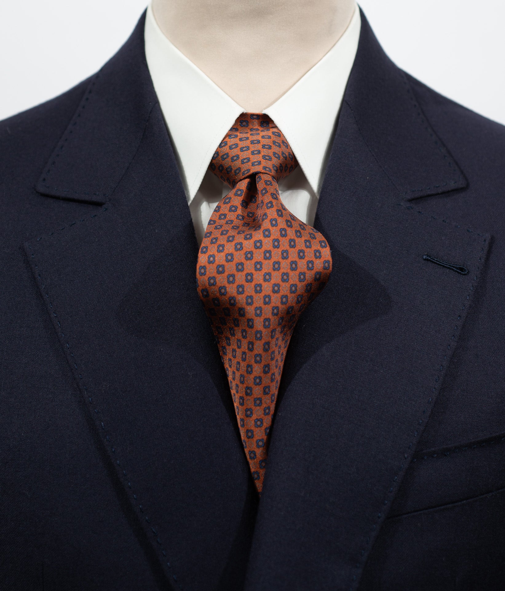 Cravate en twill 100% soie, ornée d'un motif de fleurs bleu sur fond orange