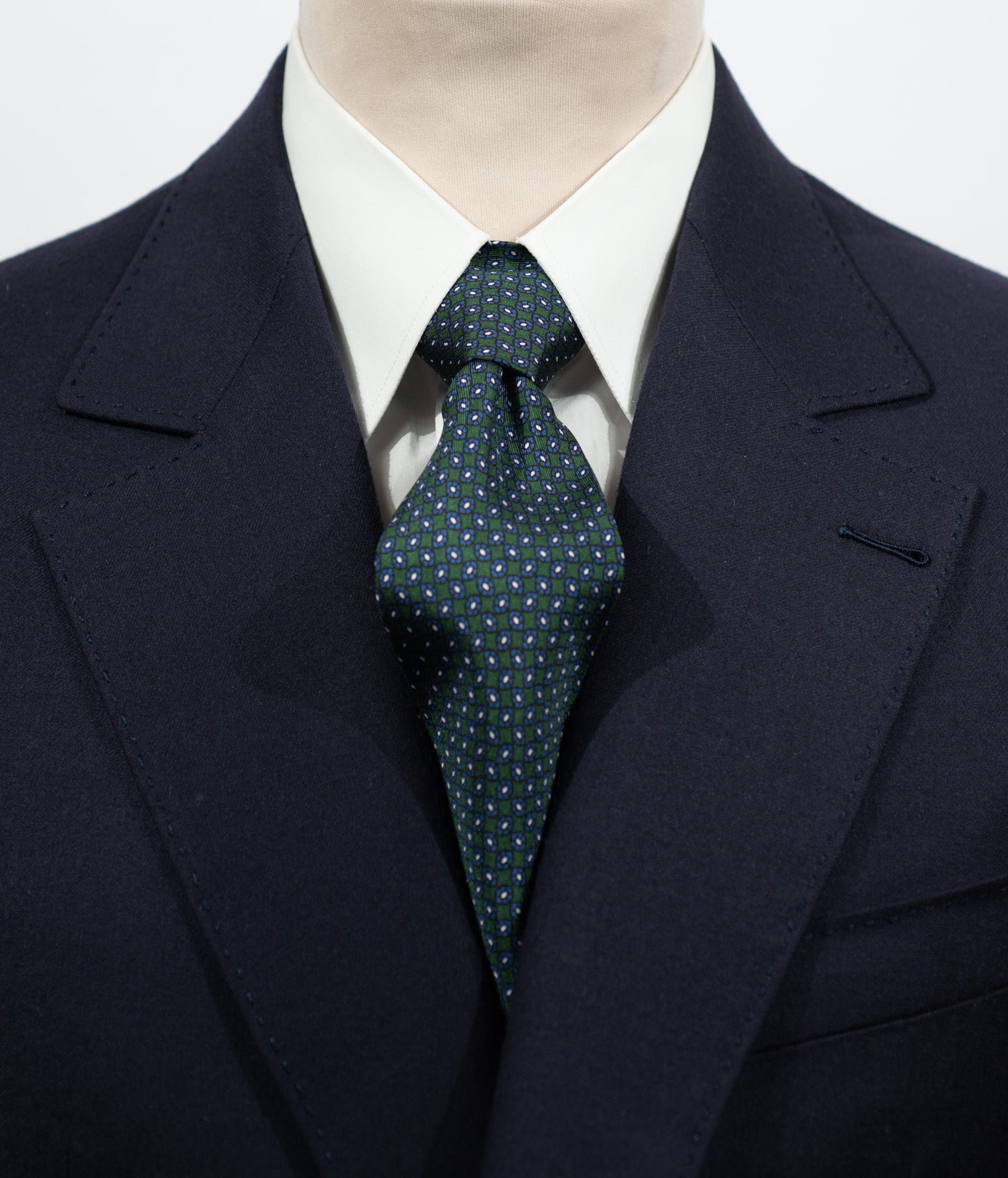 Cravate en twill 100% soie, ornée d'un motif barquette bleu et blanc sur fond vert anglais