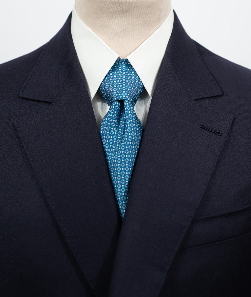 Cravate en twill 100% soie, ornée d'un motif de fleurs bleues et blanches sur fond bleu