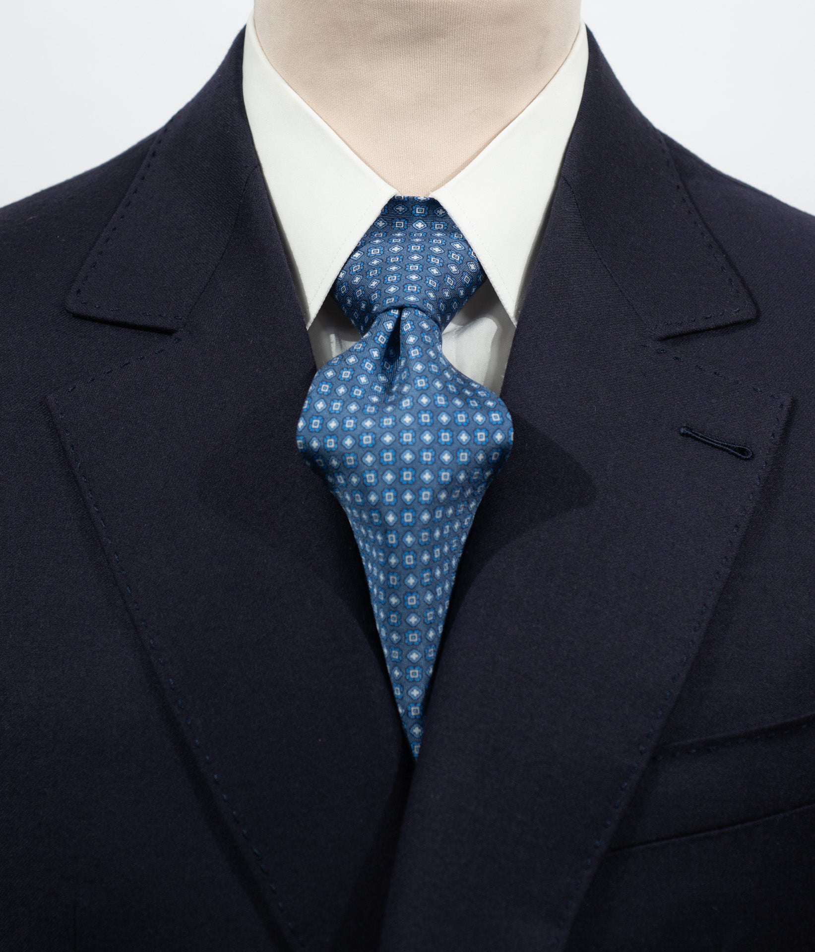 Cravate en twill 100% soie, ornée d'un motif de fleurs bleues et blanches sur fond bleu