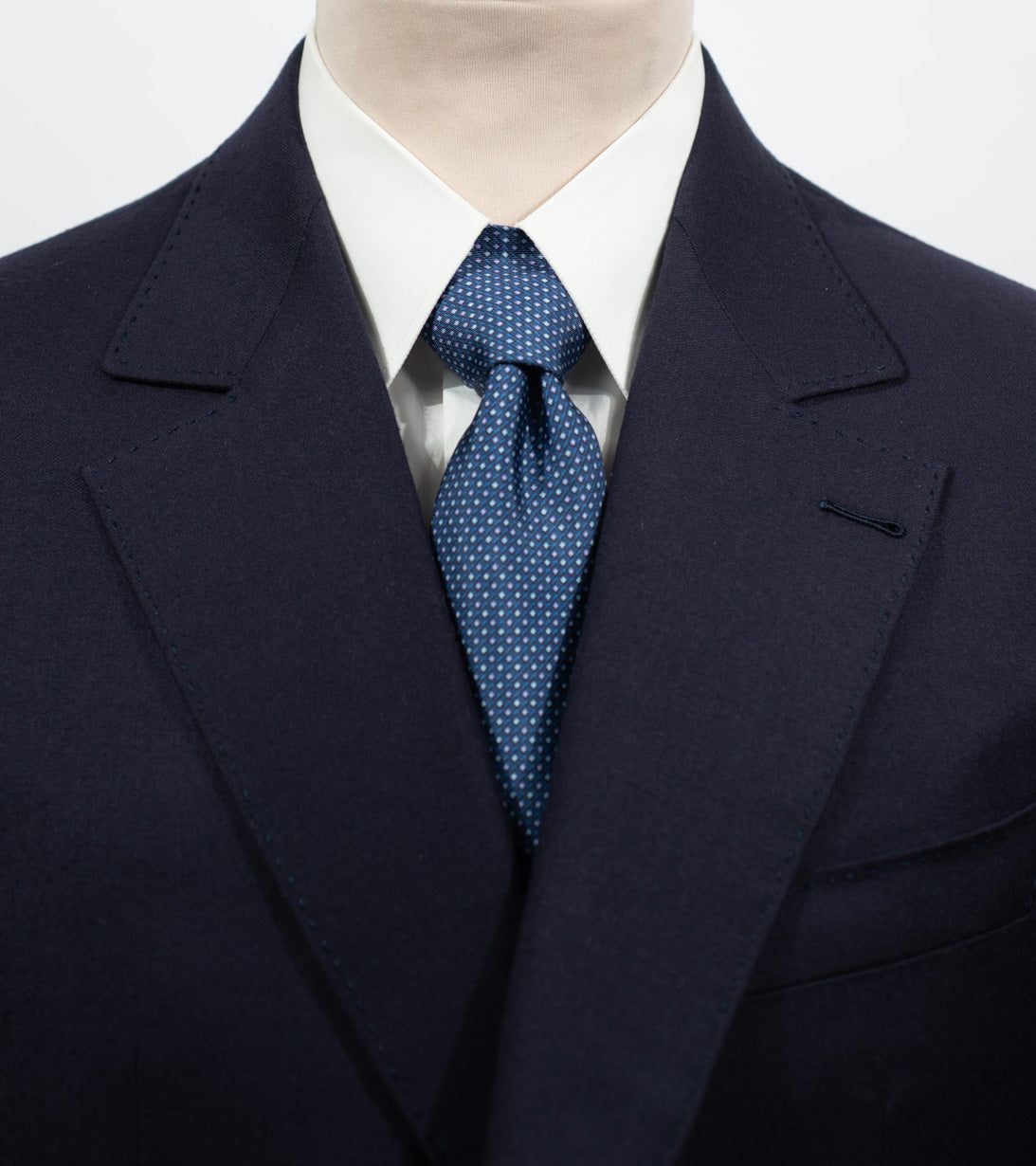 Cravate en twill 100% soie, ornée d'un motif géométrique bleu et blanc sur fond bleu