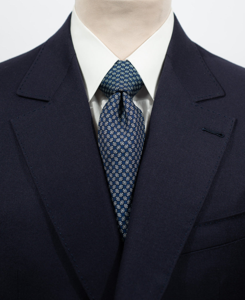 Cravate en twill 100% soie, ornée d'un motif de barquettes blanches sur fond bleu