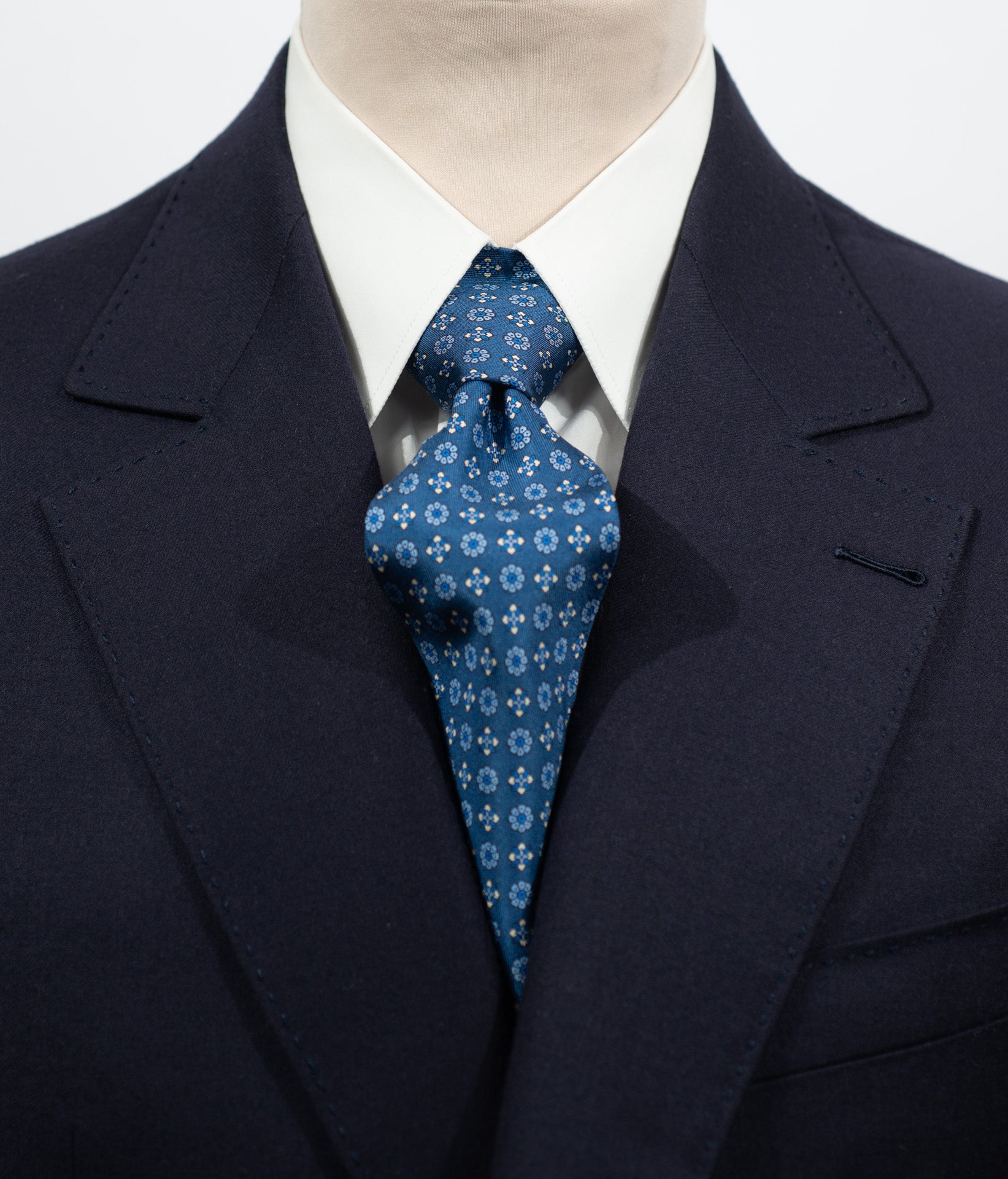 Cravate en twill 100% soie, ornée d'un motif de fleurs bleues et blanches sur fond bleu