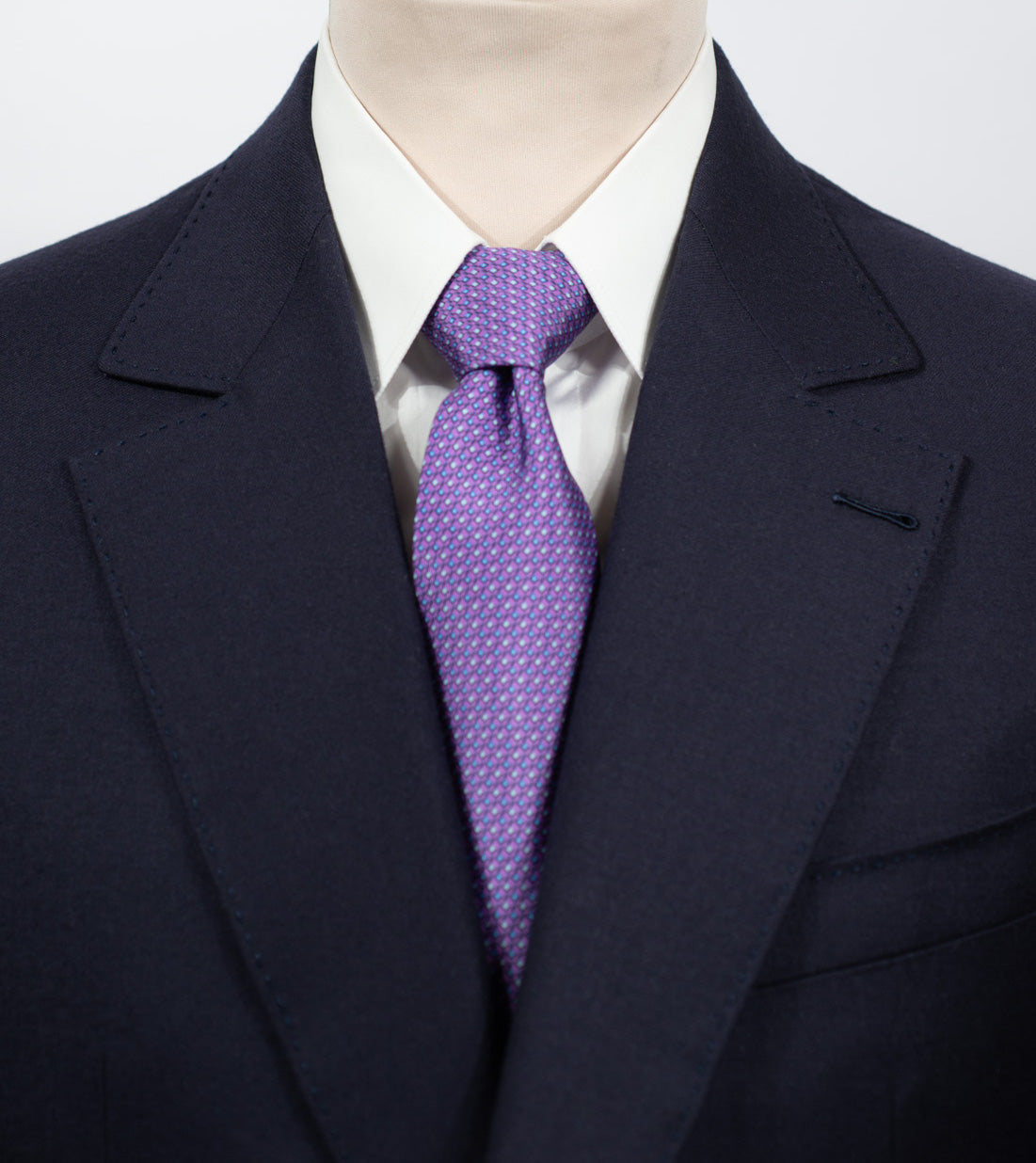 Cravate en twill 100% soie, ornée d'un motif géométrique bleu et jaune sur fond violet