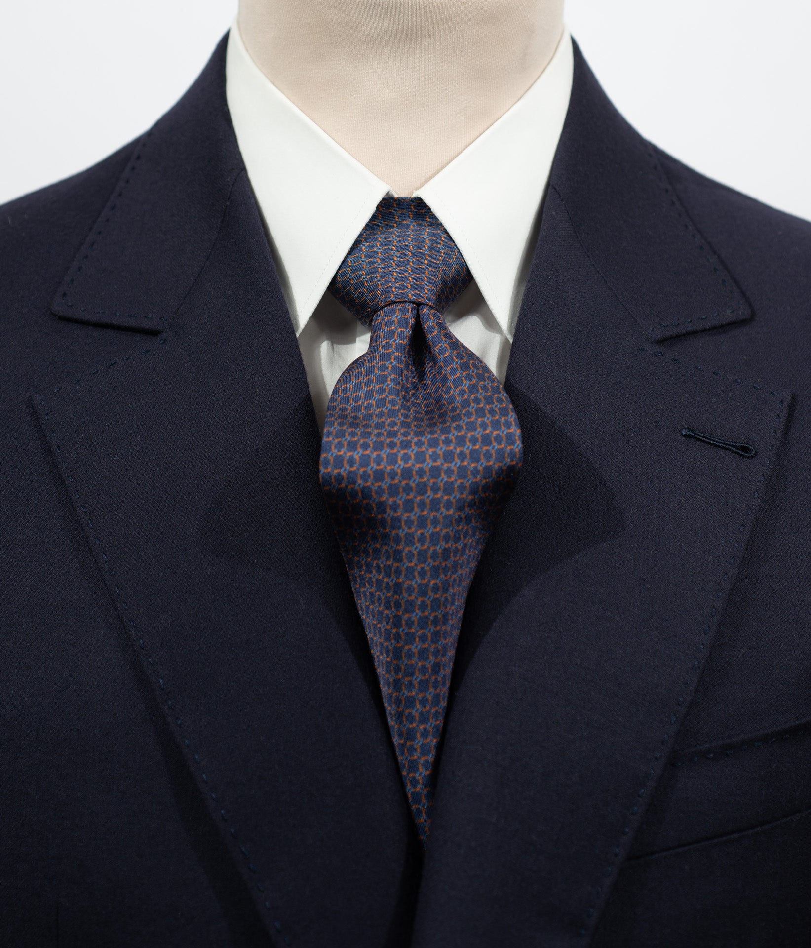 Cravate en twill 100% soie, ornée d'un motif géométrique bleu sur fond bleu