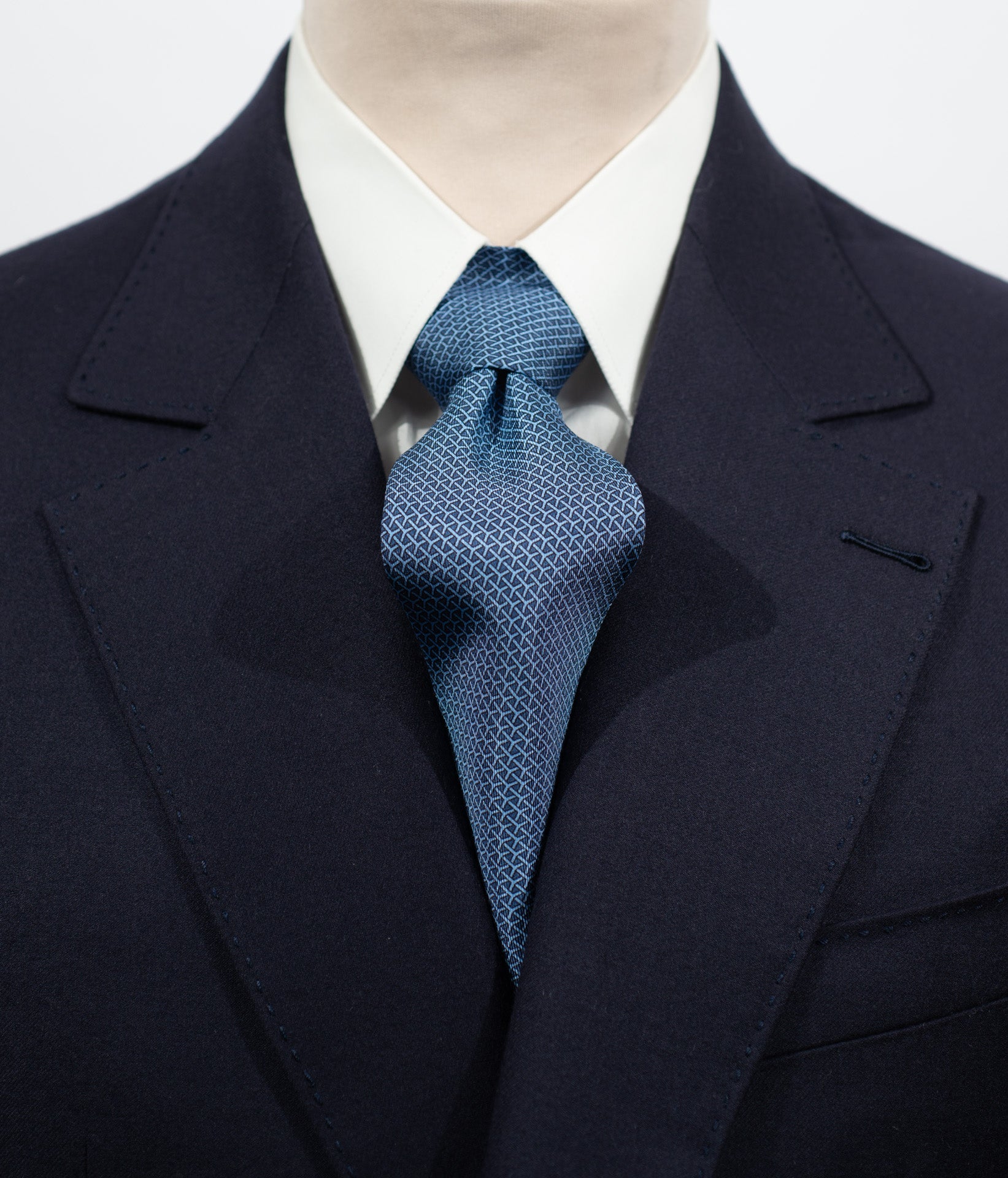 Cravate en twill 100% soie, ornée d'un motif géométrique bleu sur fond bleu